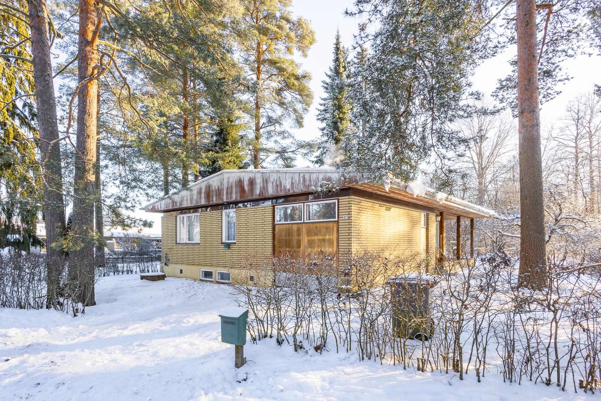 autotalli ja pihapaikka