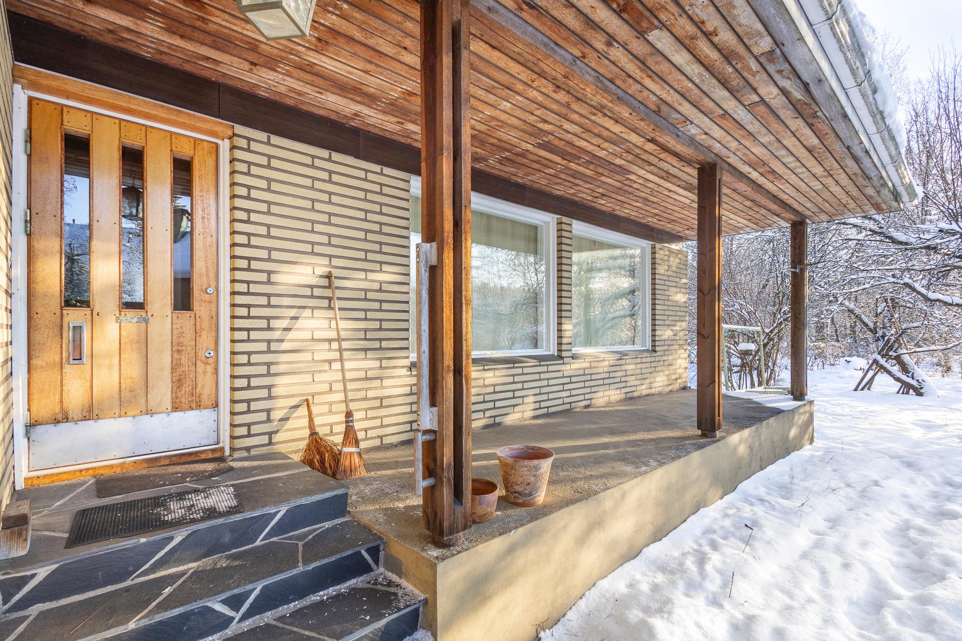 sisäänkäynnin kuisti