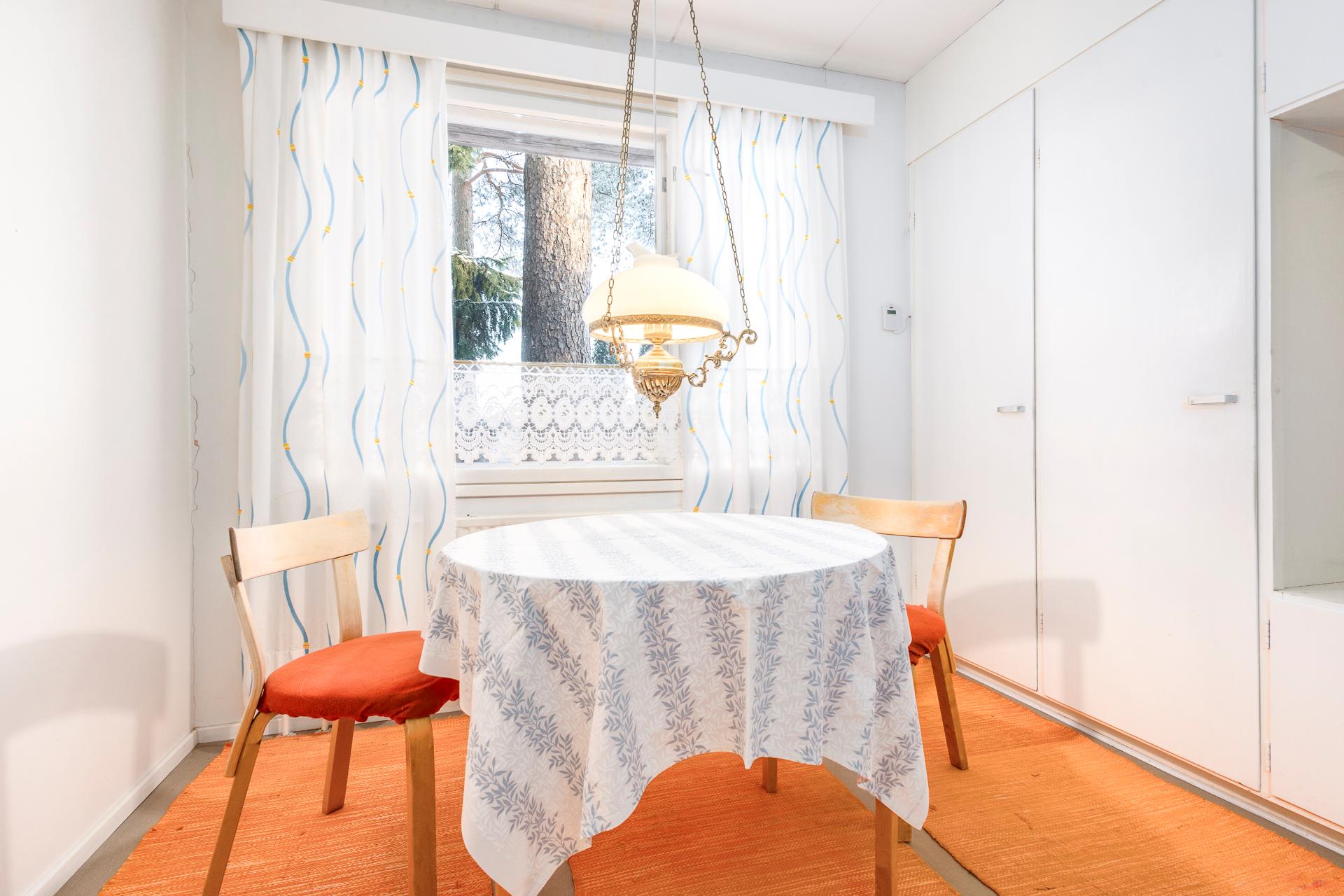 keittiössä tila ruokapöydälle