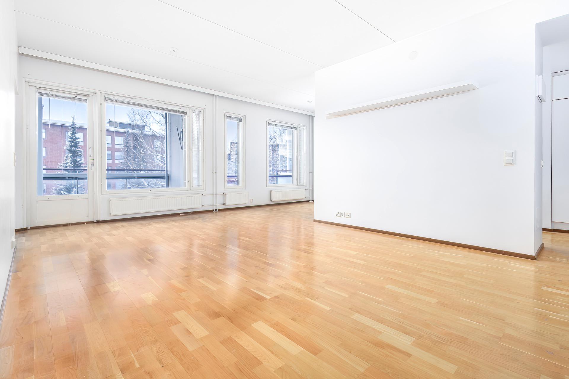 tilava ja valoisa olohuone