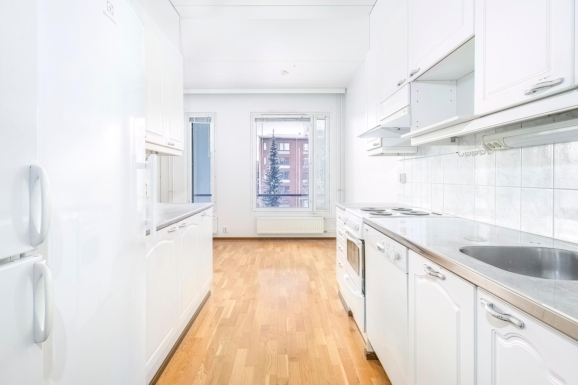 keittiössä paljon kaappitilaa