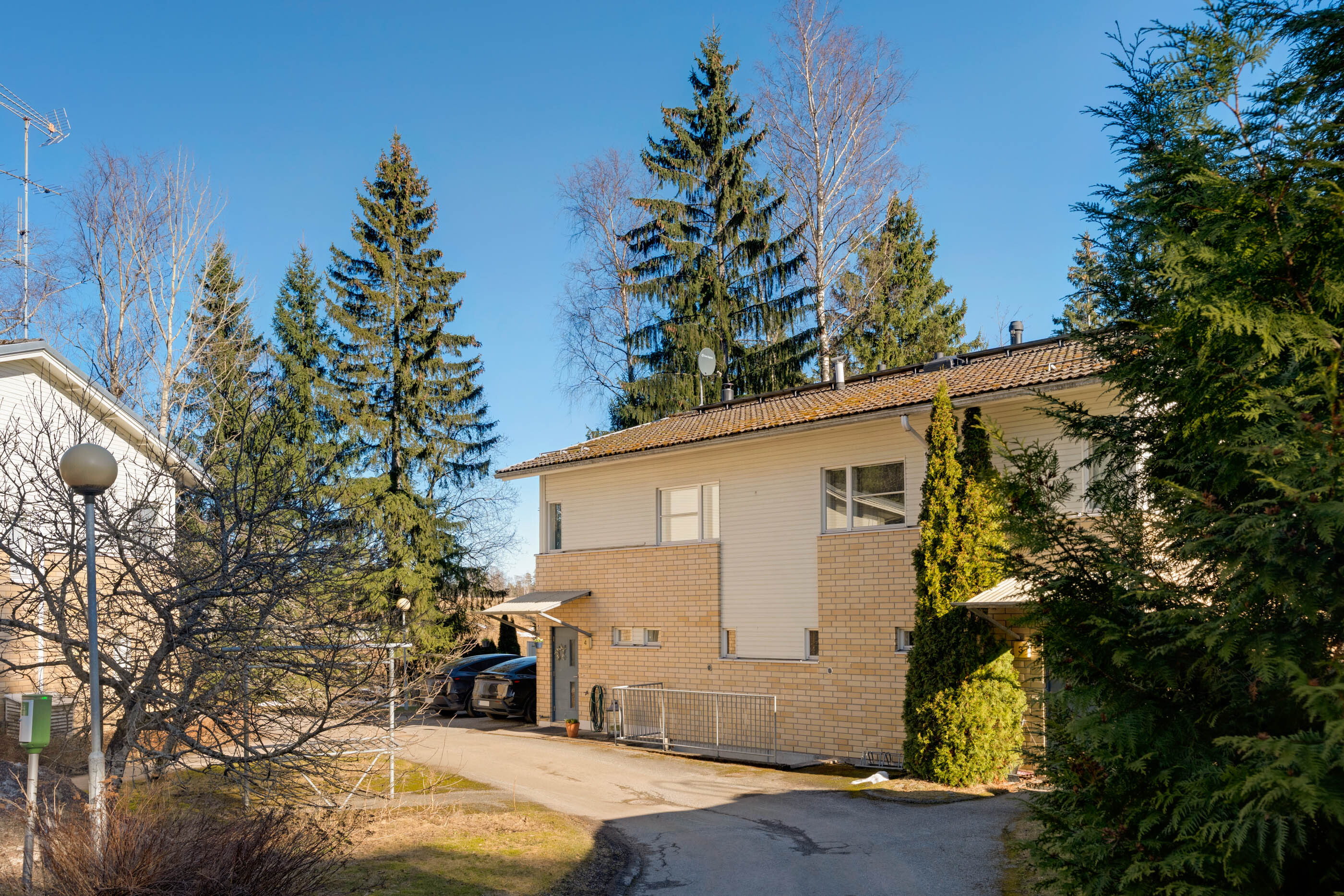 3 paritalon yhtiössä on 6 huoneistoa