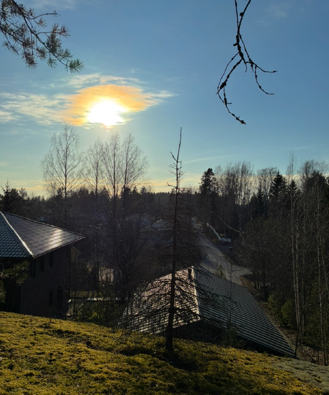 Auringon laskua tontin kalliolta