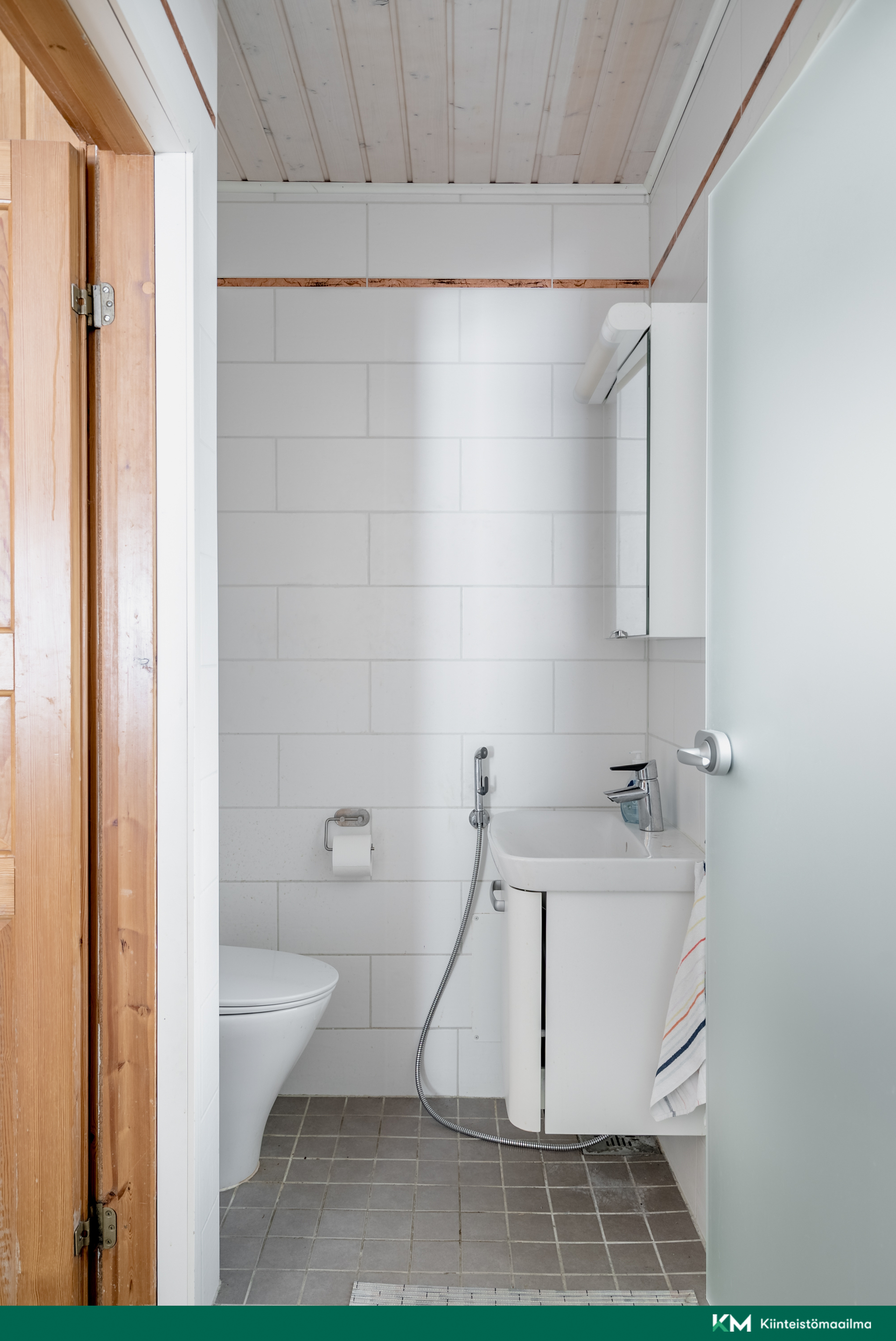 Erillinen wc tila kylpyhuoneessa