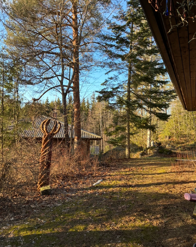 Tieltä päin talon vasen reunusta