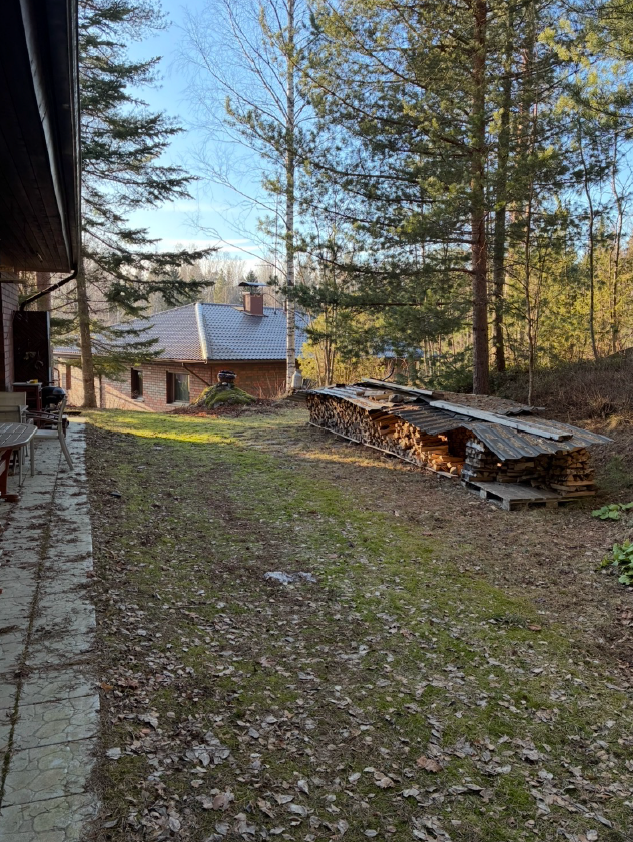 Takapiha idästä lännen suuntaan