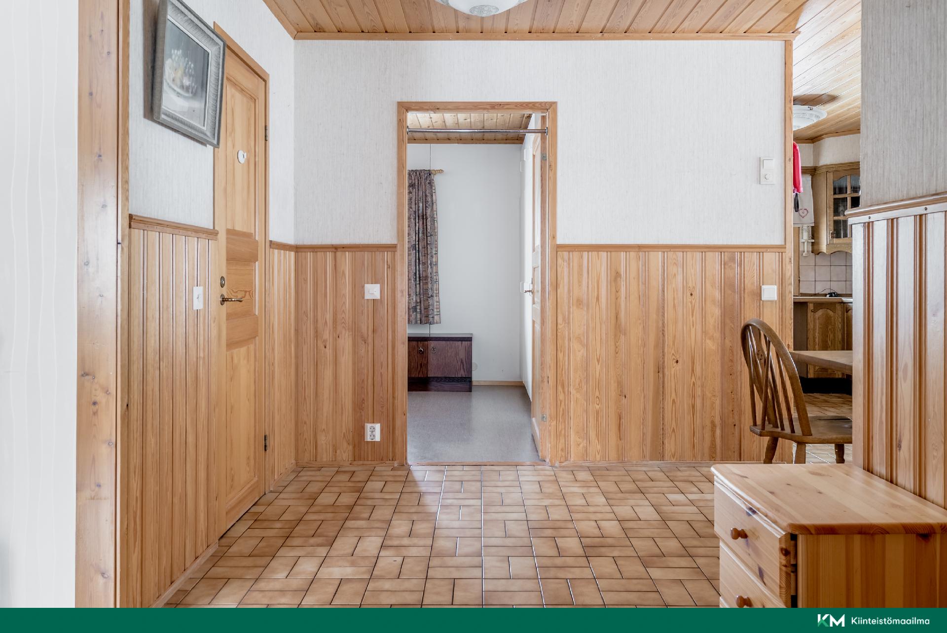 Eteinen tuulikaapista katsottuna