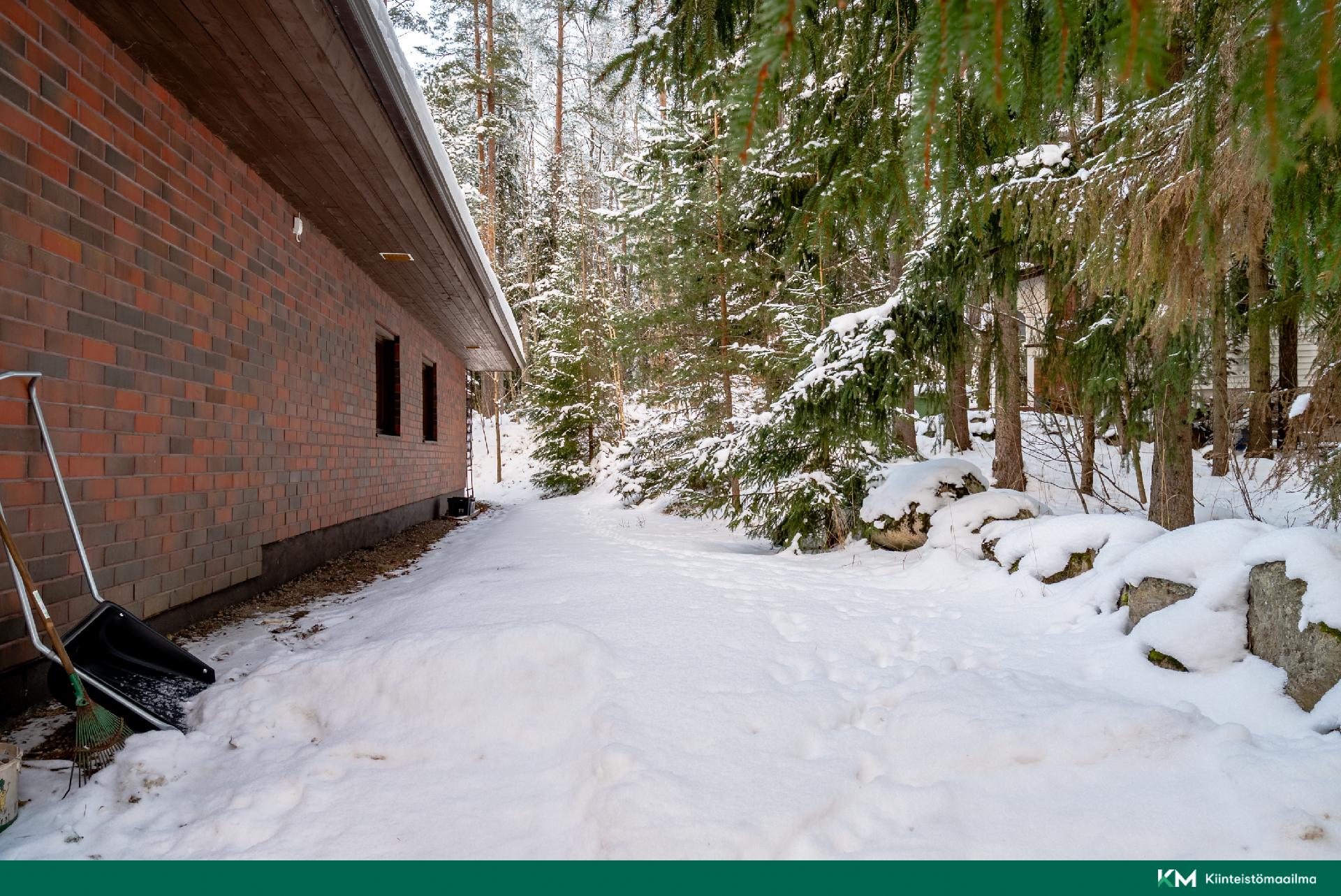 Julkisivu sivusta oikealta