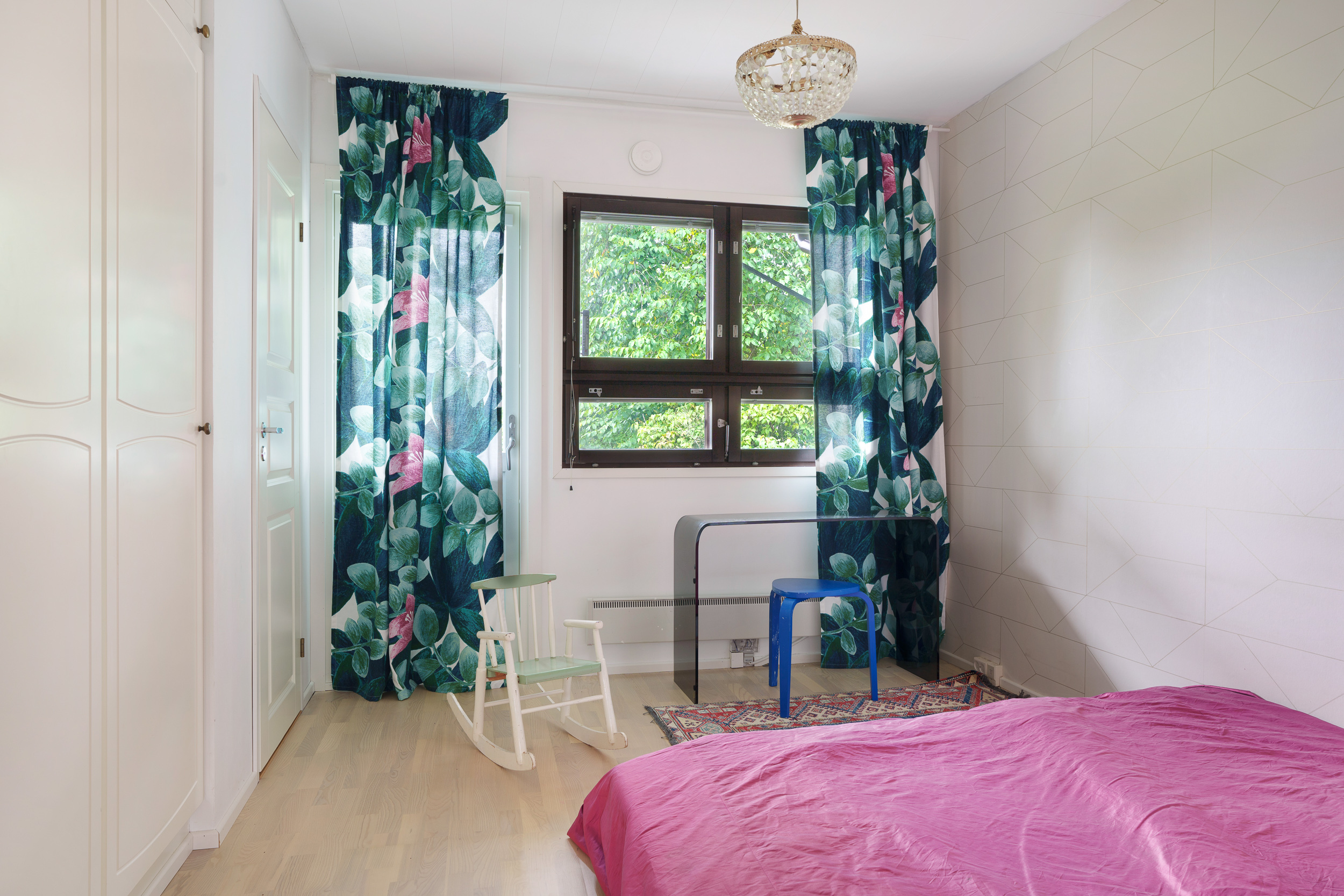 Yläkerrassa kolme makuhuonetta