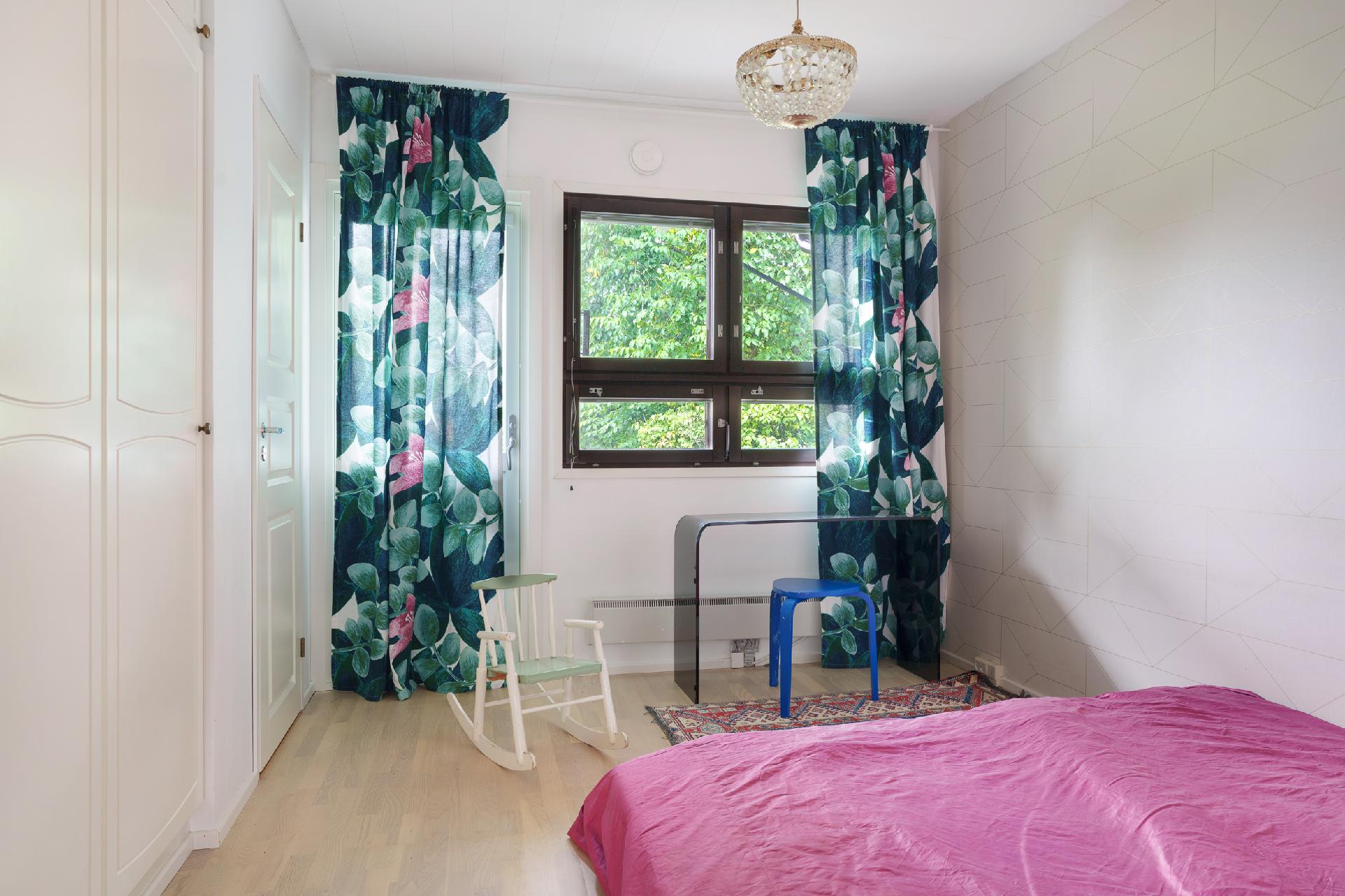 Yläkerrassa kolme makuhuonetta