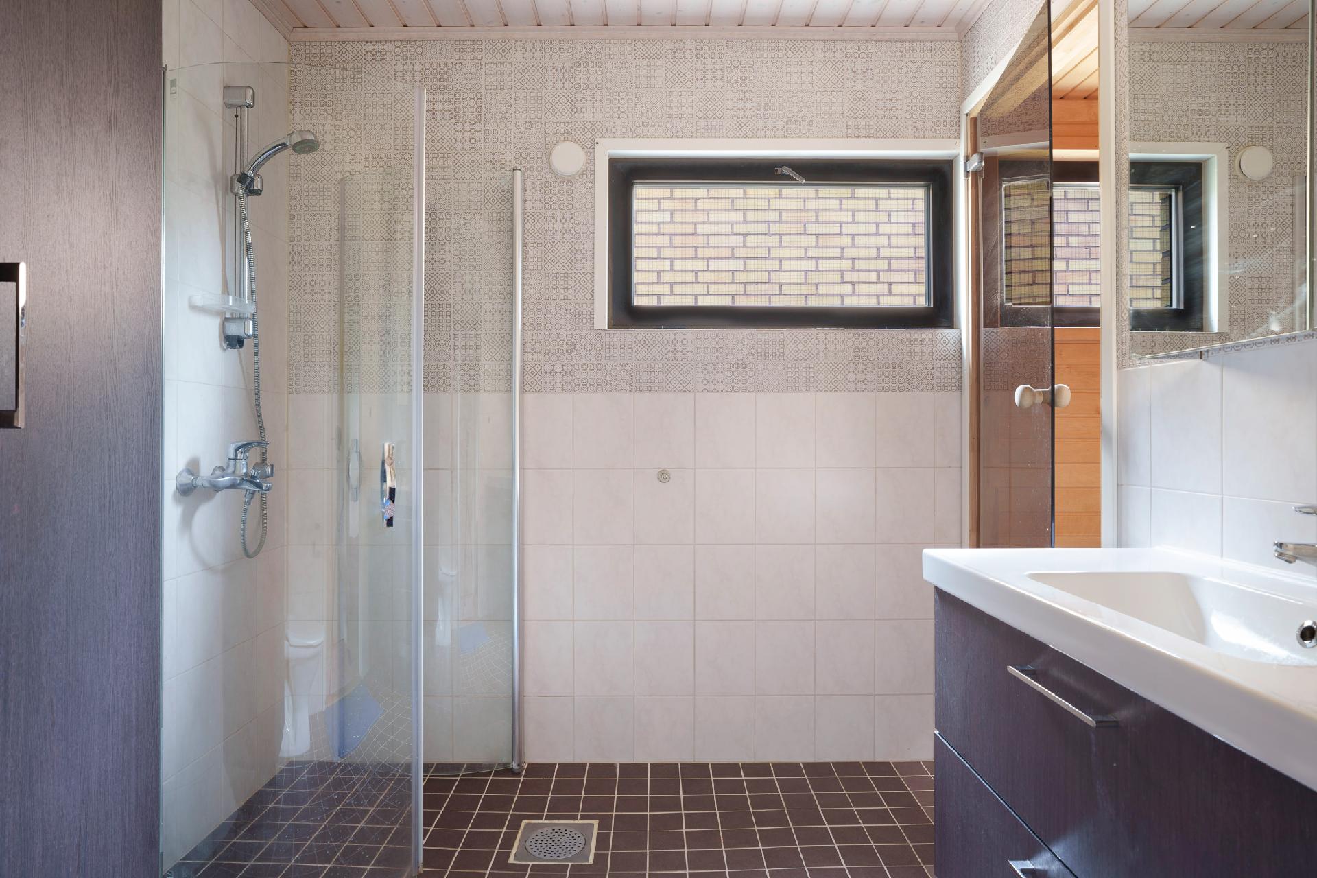 kylpyhuone ja saunaosasto on tilava