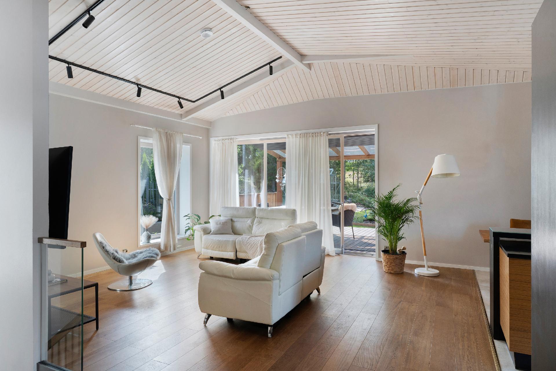 Olohuoneen näkymät takapihan suuntaan