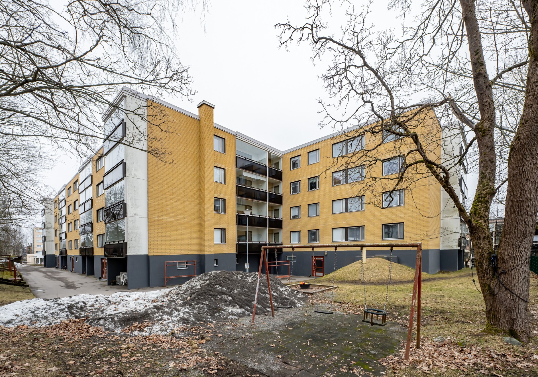 Kuvaa sisäpihalta, jossa lasten leikkipaikka.