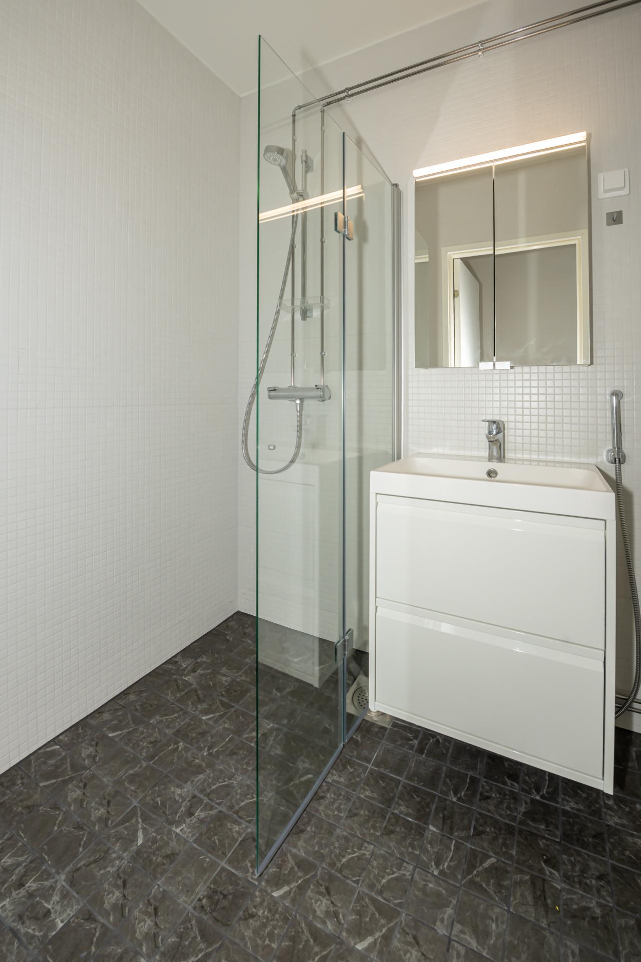 Kaunis kylpyhuone on uudistettu vesieristeineen, laattoineen ja kalusteineen.