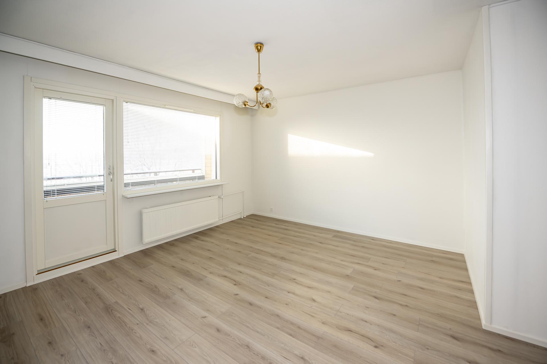 Kodissa on harmoninen värimaailma. Kivankokoisesta olohuoneesta on kulku lasitetulle parvekkeelle.