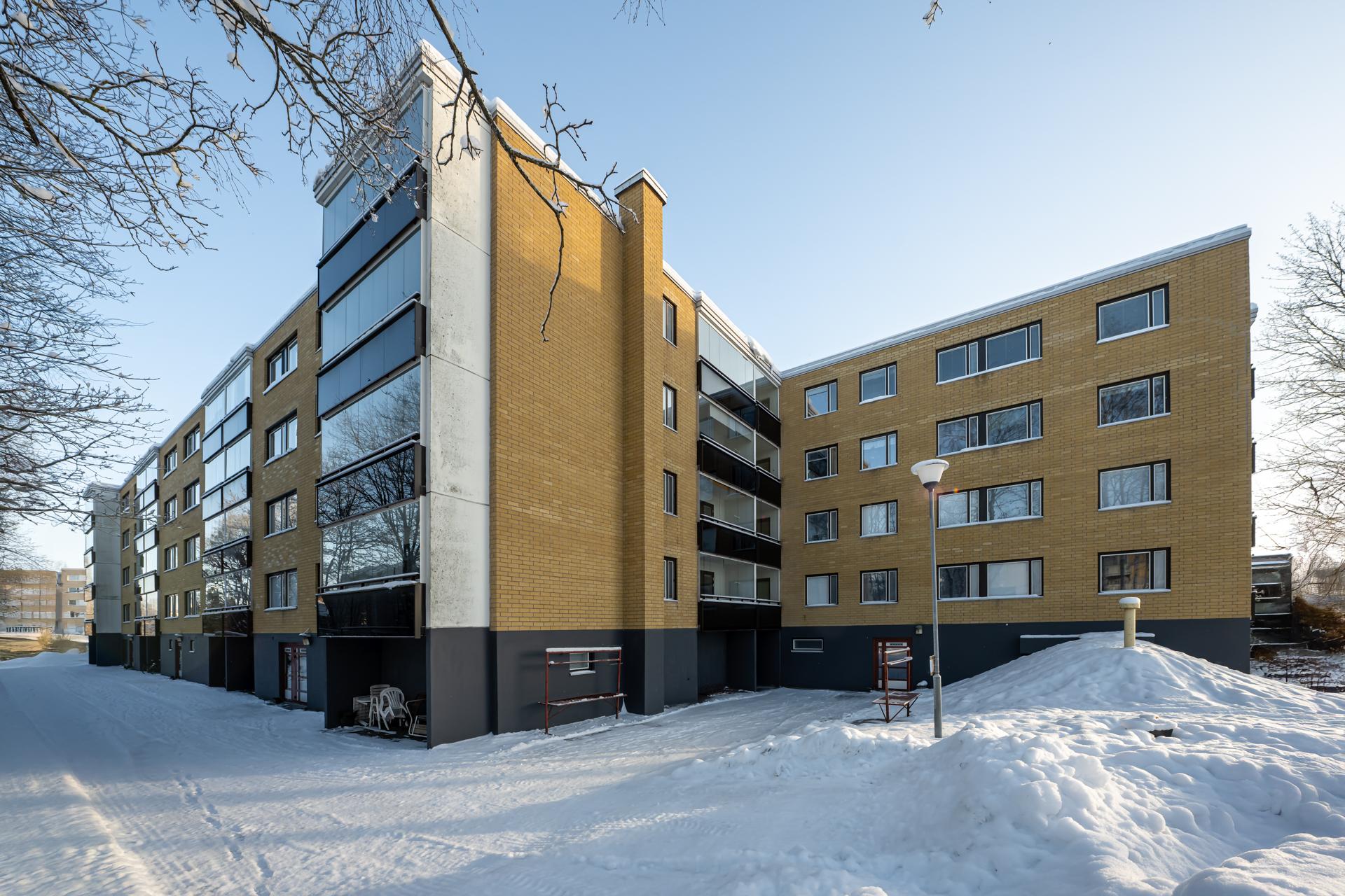 Koti lasitetulla parvekkeella sijaitsee sisäpihan puolella.