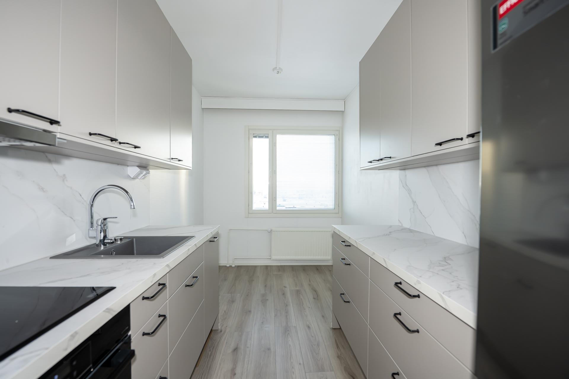 Viehättävä, muuttovalmis koti hissitalon ylimmmässä kerroksessa vapautuu heti!