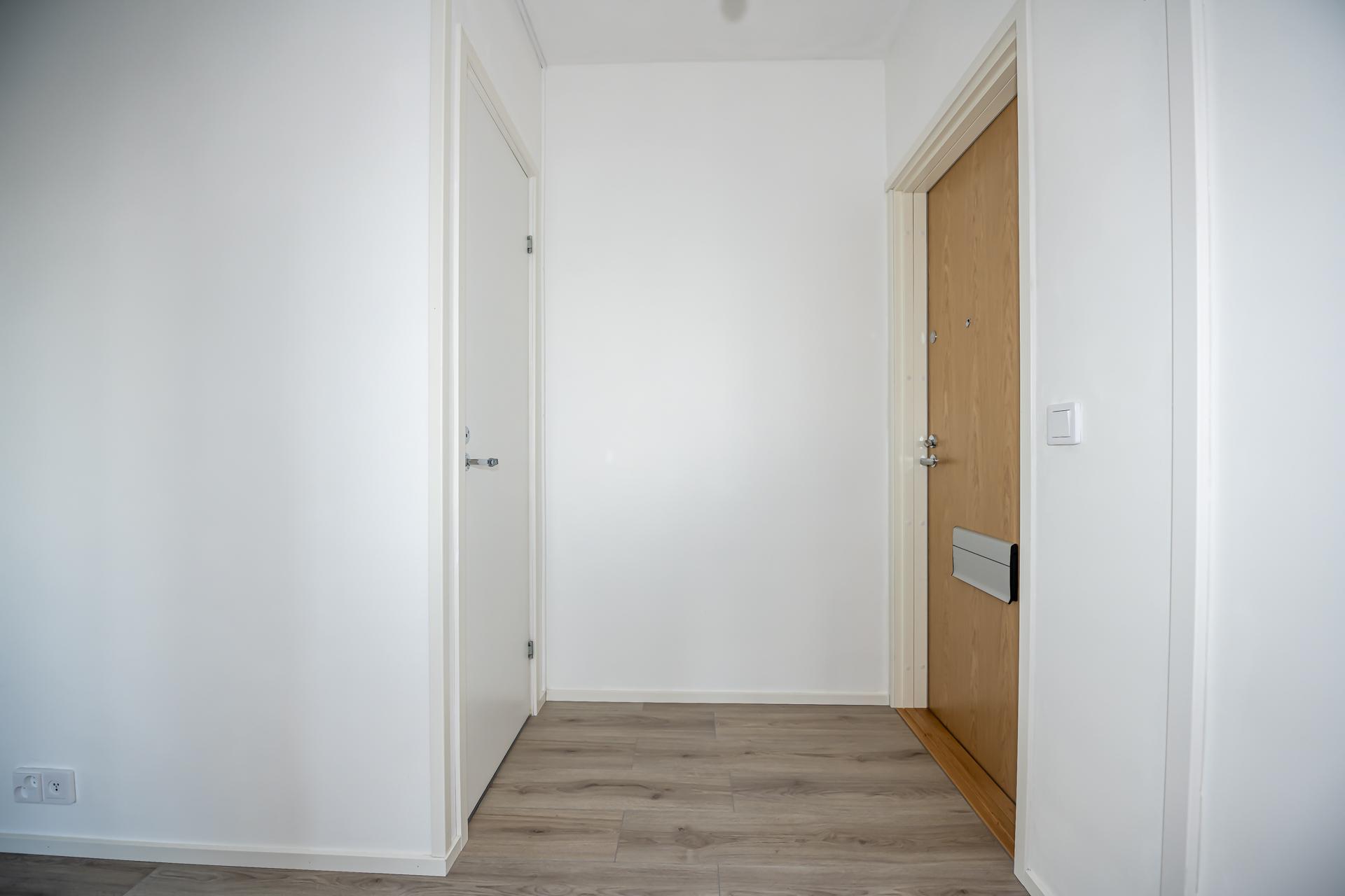 Eteisessä vasemmalla ovi vaatehuoneeseen.