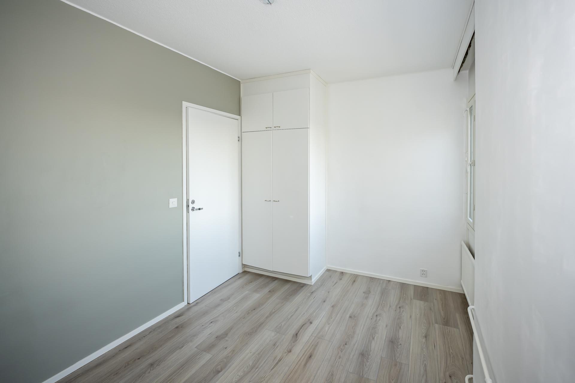 Toiseen makuuhuoneeseen on käynti olohuoneesta.