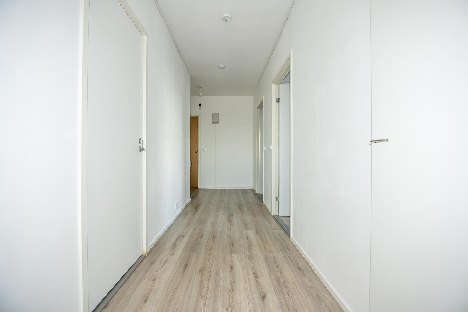 Näkymää kohti eteistä.