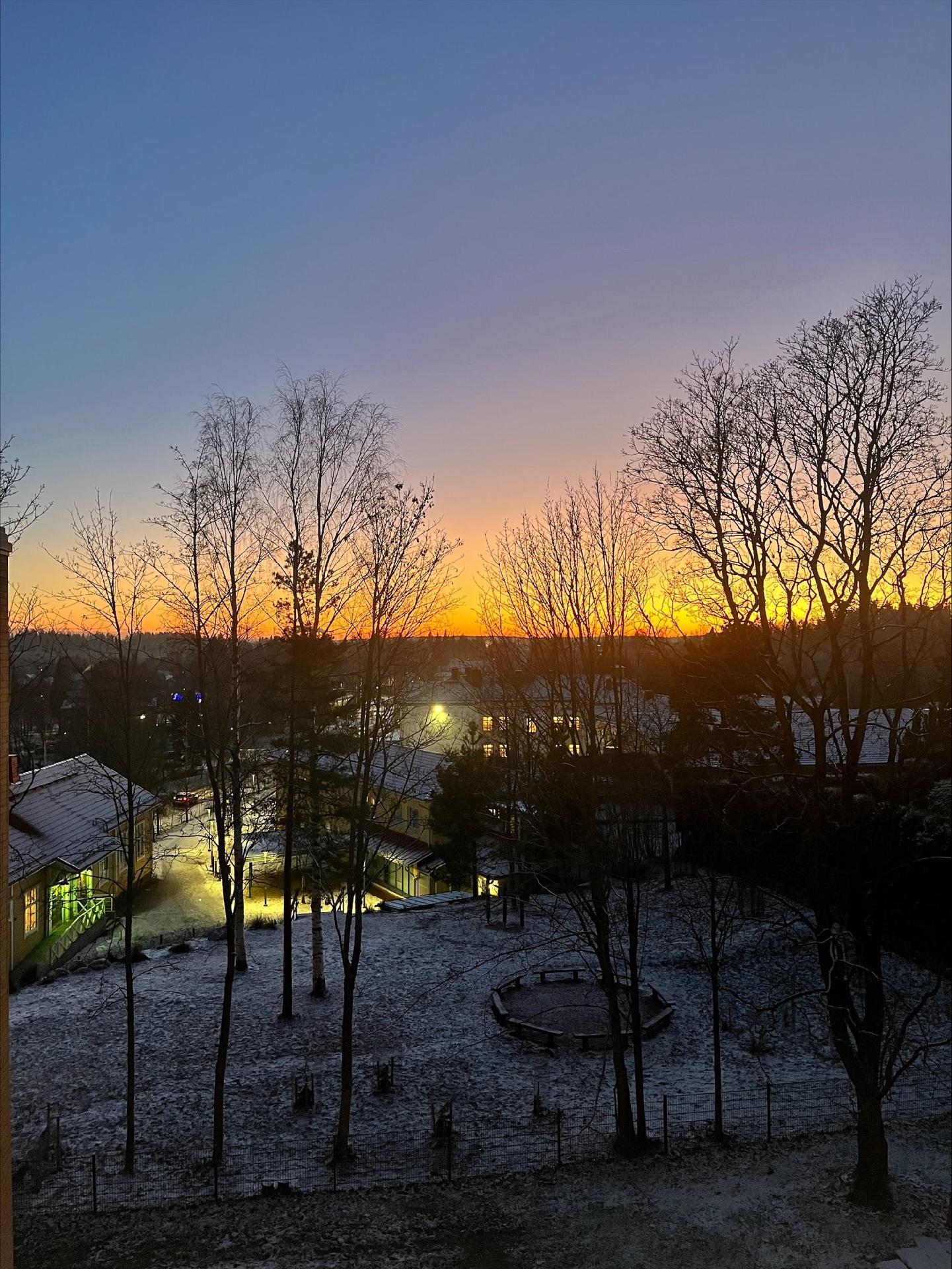 Myös talvinen auringonlasku on kaunis.