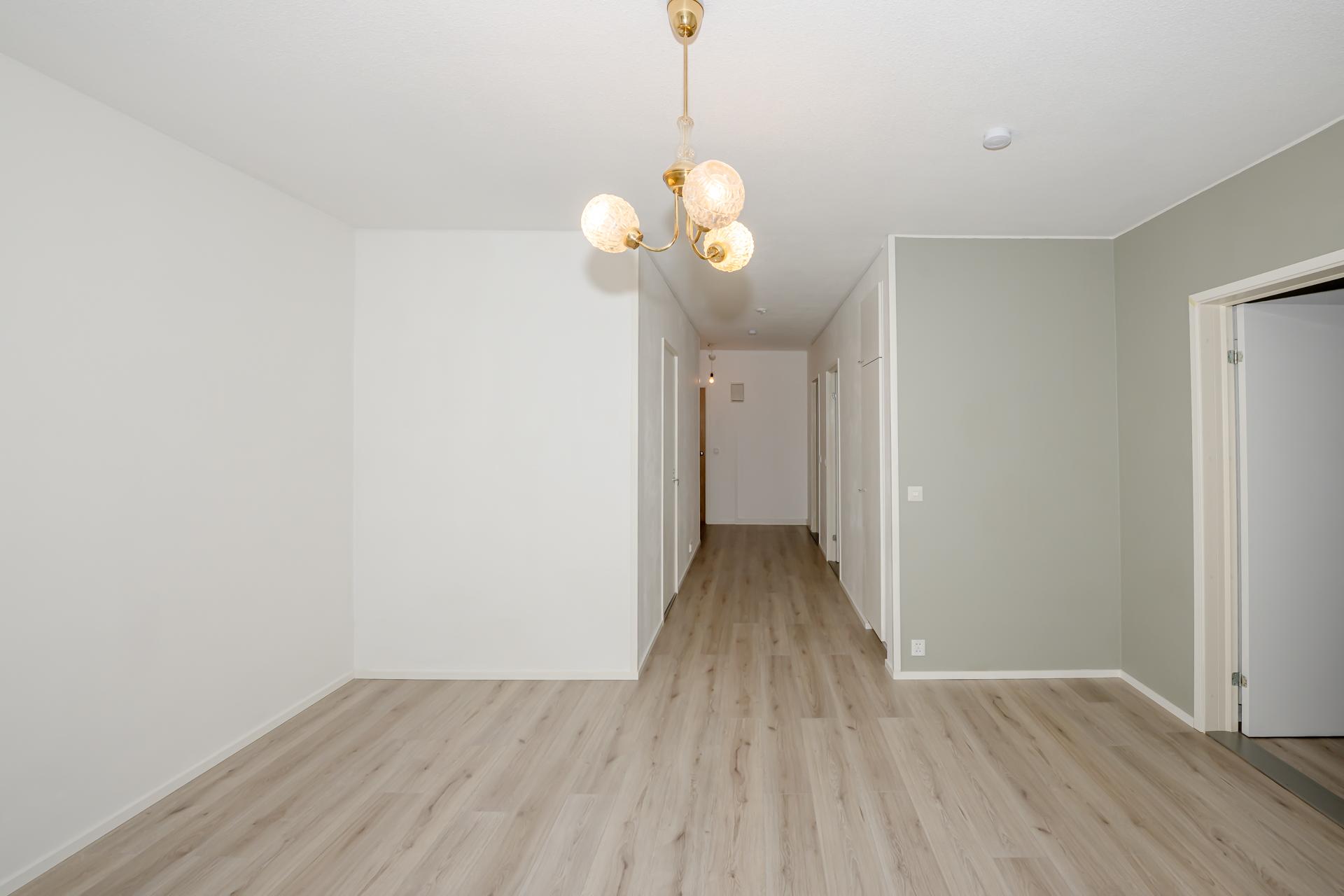 Näkymää olohuoneesta kohti eteistä.