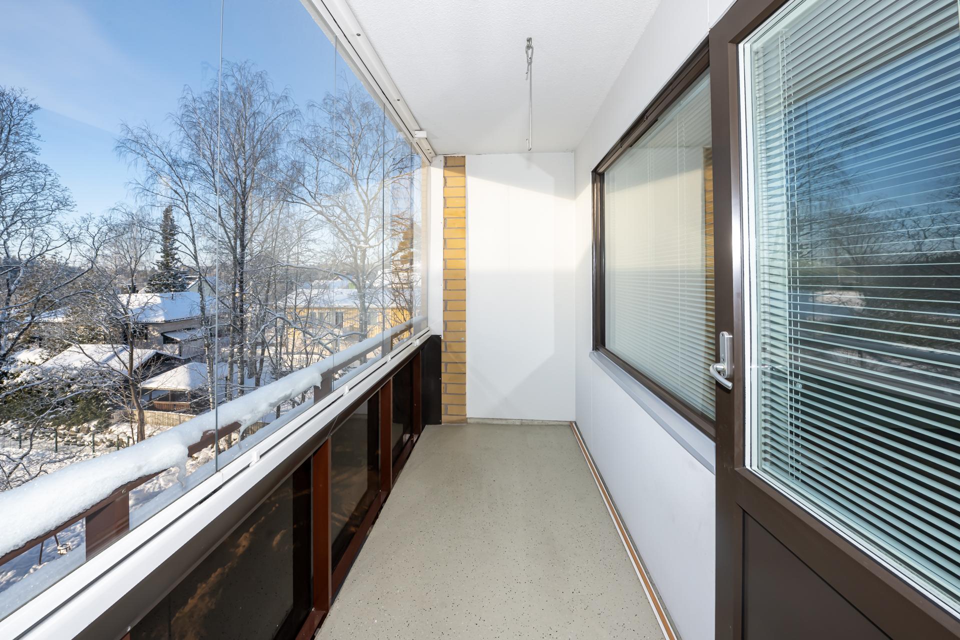 Asunnon parveke on sisäpihalla avautuen länteen.