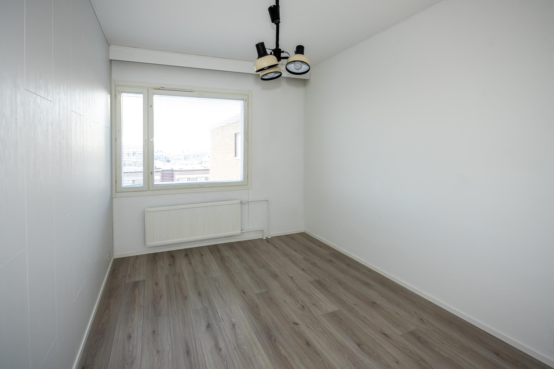 Ensimmäinen makuuhuone sisääntulossa.