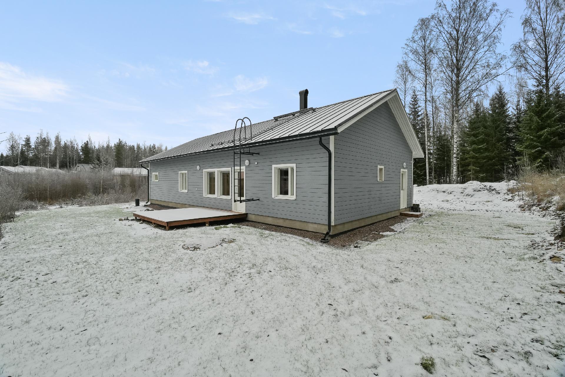 Olohuoneesta on käynti terassille.