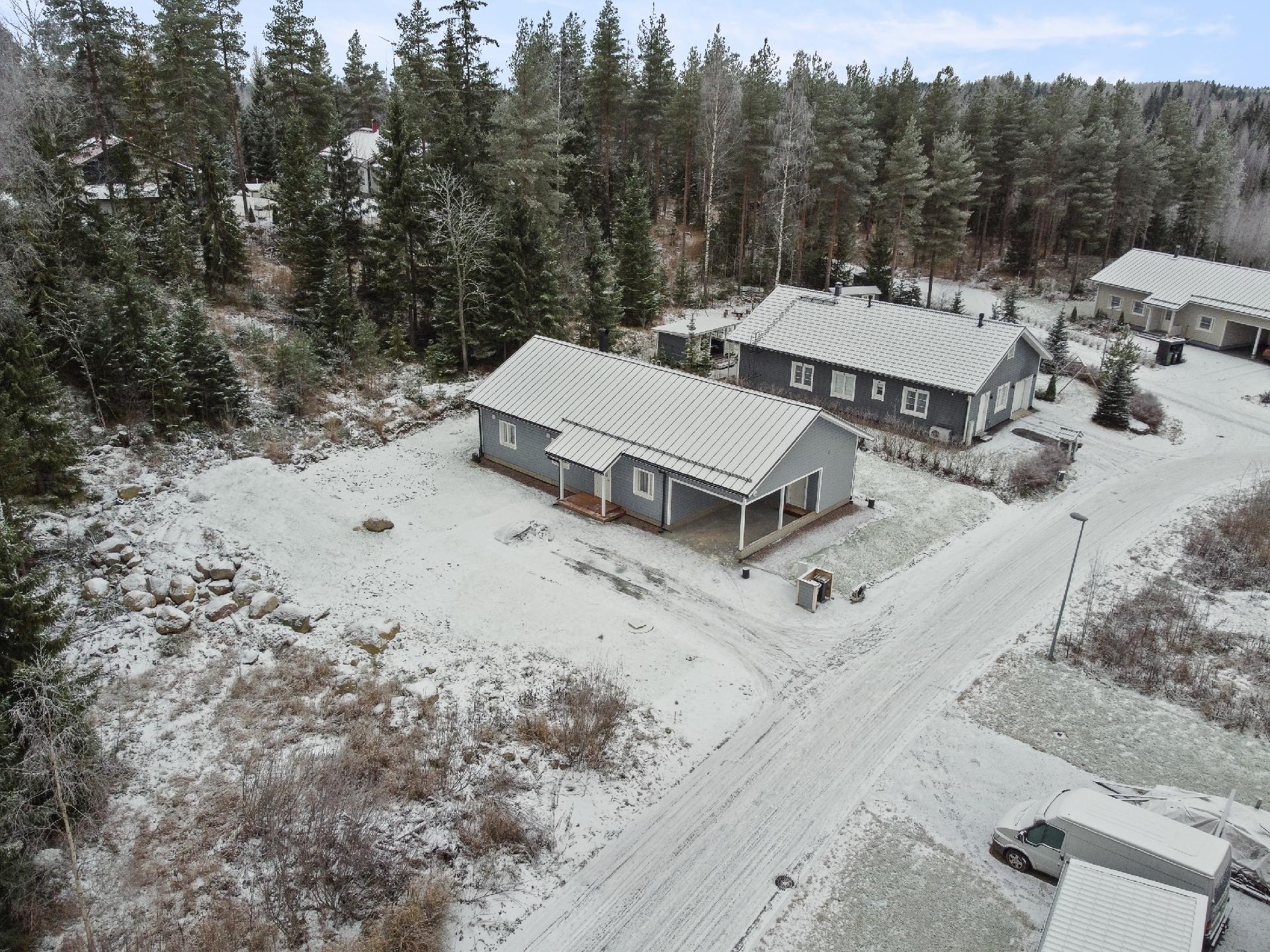 Tasainen tontti antaa mahdollisuuksia pihasuunnitteluun.