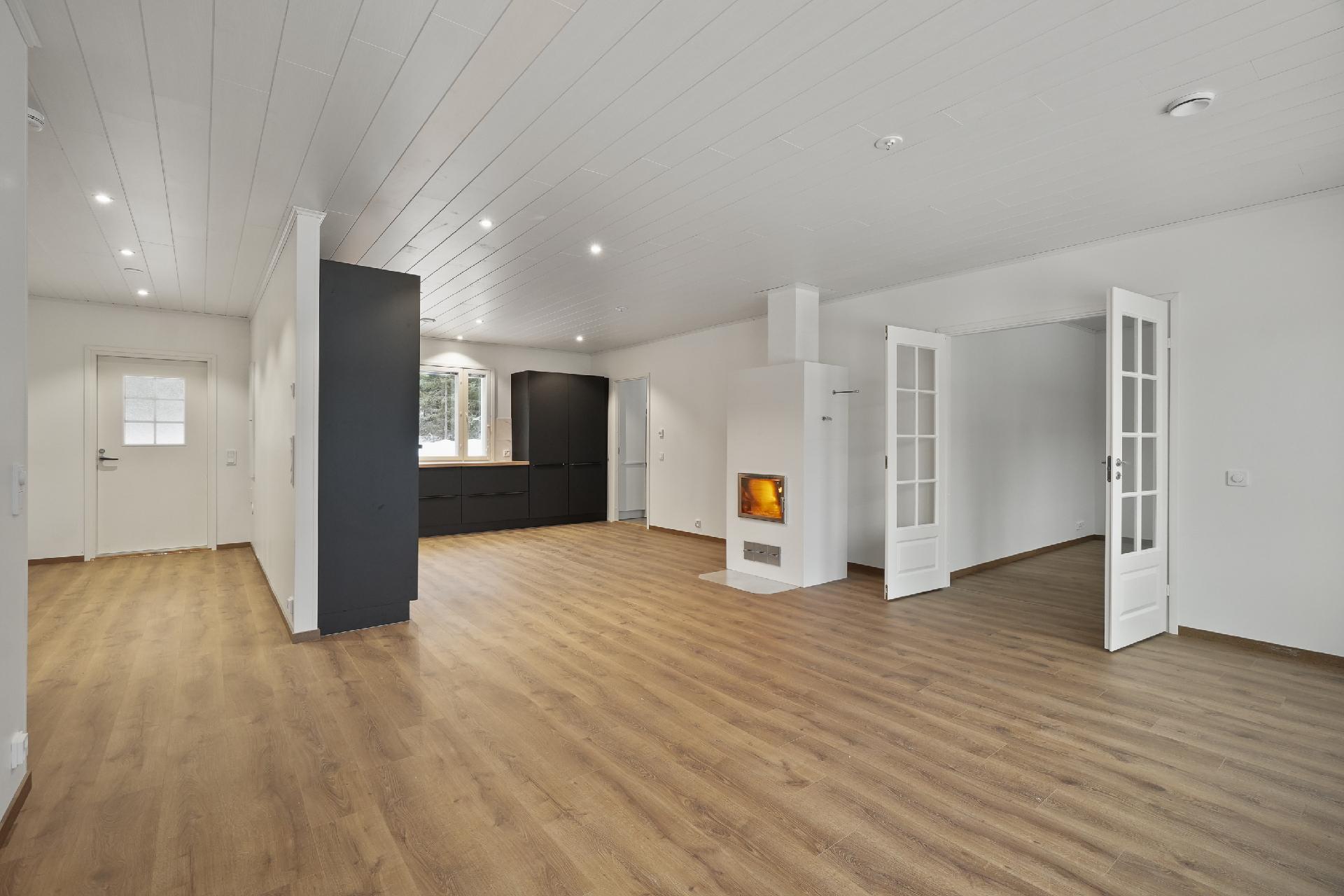 Kodin sydän on keittiön ja olohuoneen muodostama viihtyisä oleskelutila, jossa on myös varaava takka.