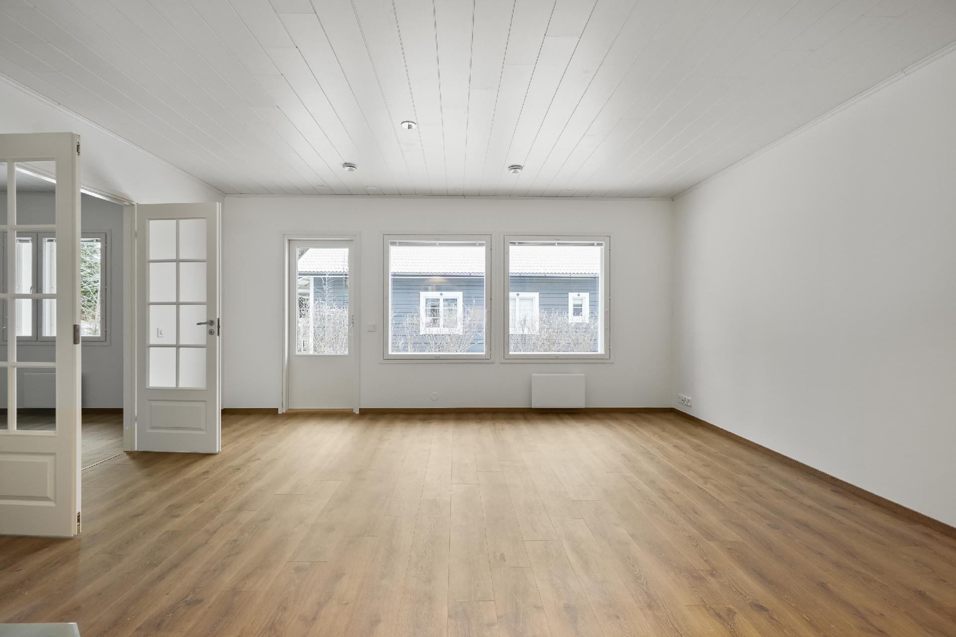 Olohuoneesta avautuvat pariovet päämakuuhuoneeseen.