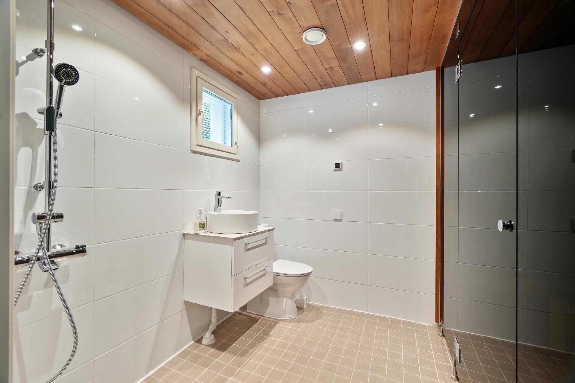 Oikealla saunan tumma lasiseinämä.