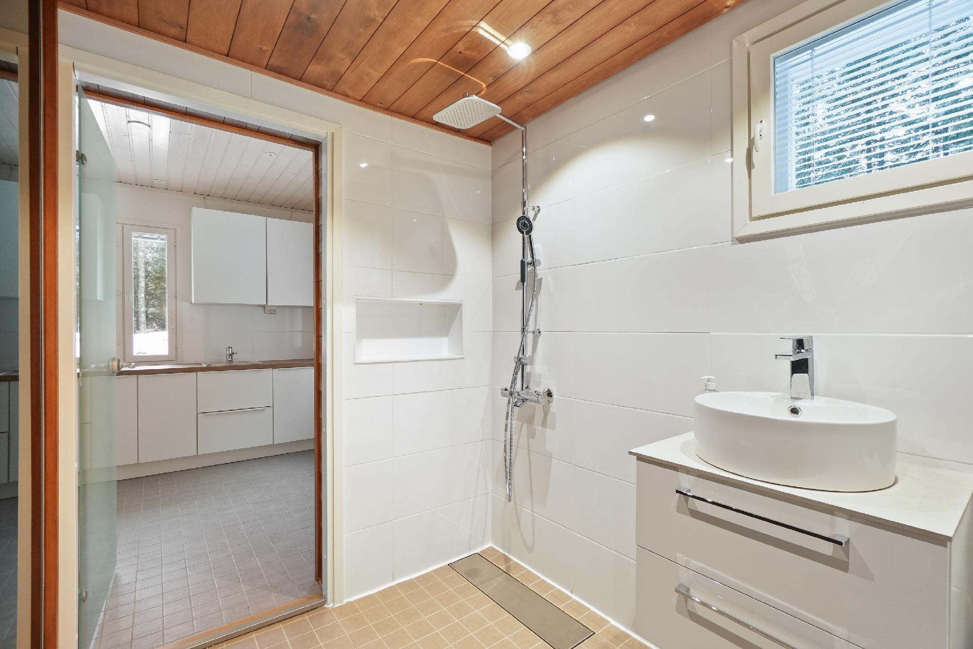 Näkymää kylpyhuoneen puolelta kodinhoitotilaan.