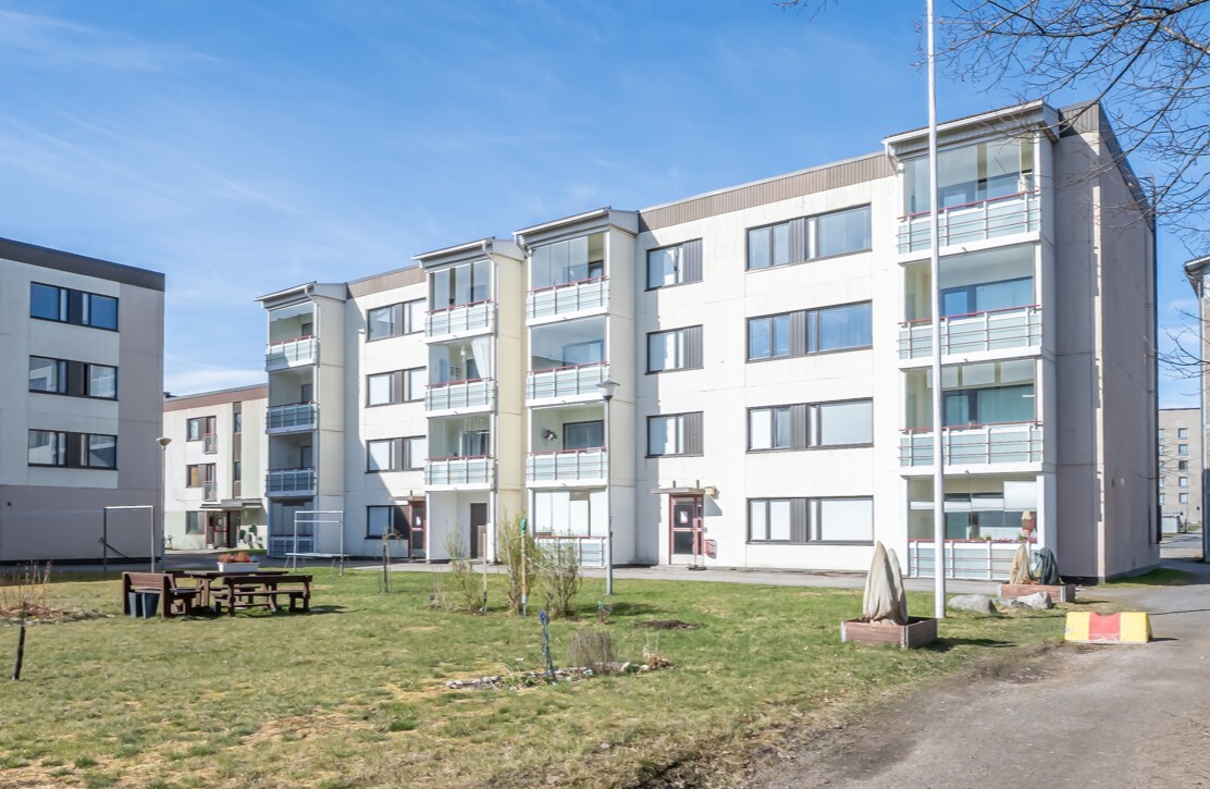 Tilava hyväkuntoinen kolmio ensimmäisessä kerroksessa. Lasitettu parveke.