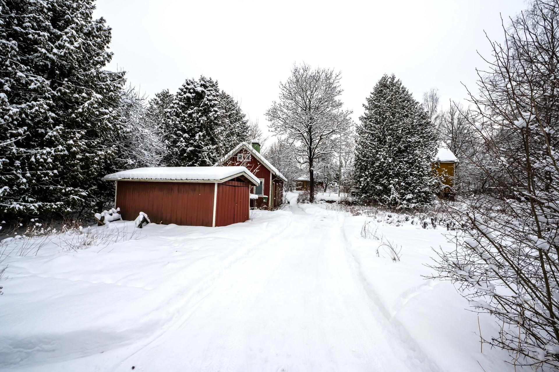 Pihapiirissa on peltinen autotalli ja talousrakennus.