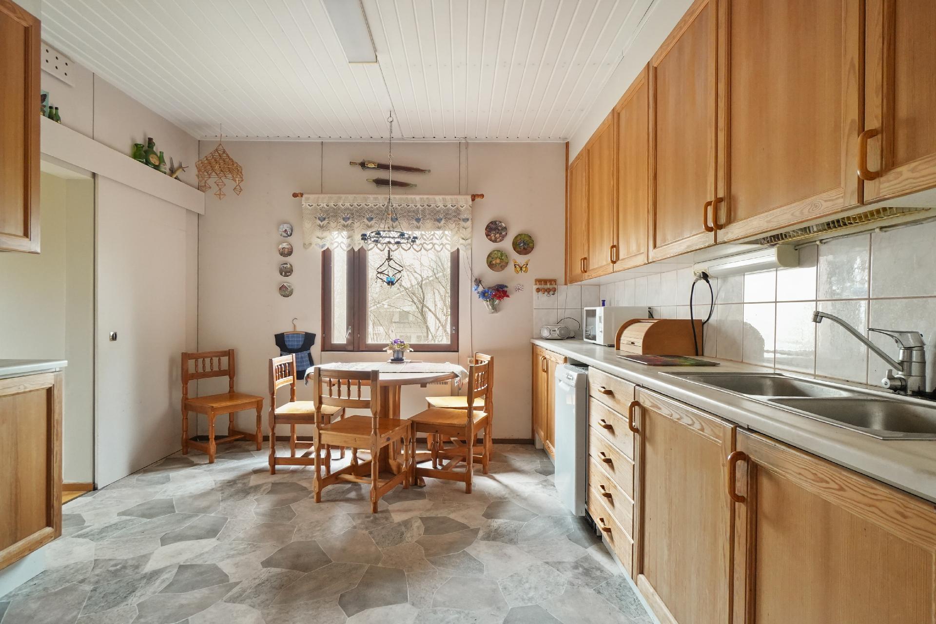 Näkymää eteisestä keittiöön.