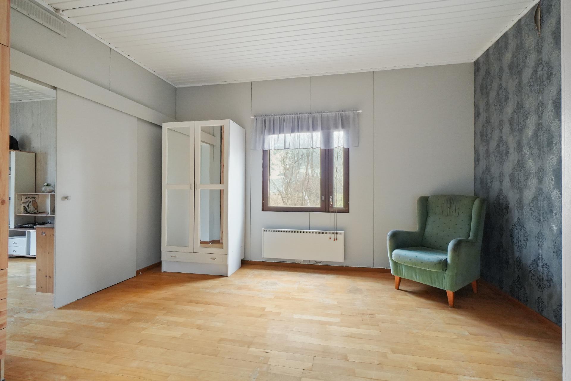 Alakerran makuuhuone