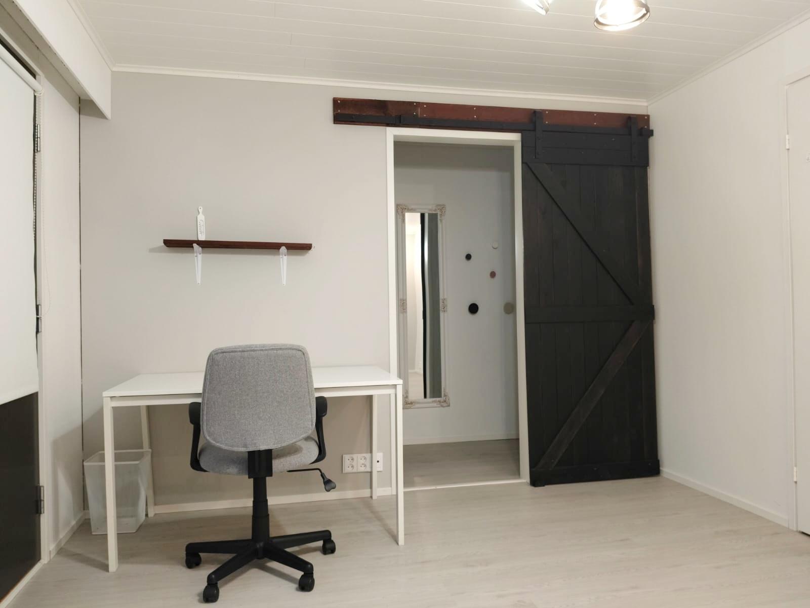 Päämakuuhuoneen yhteydessä on tilava vaatehuone