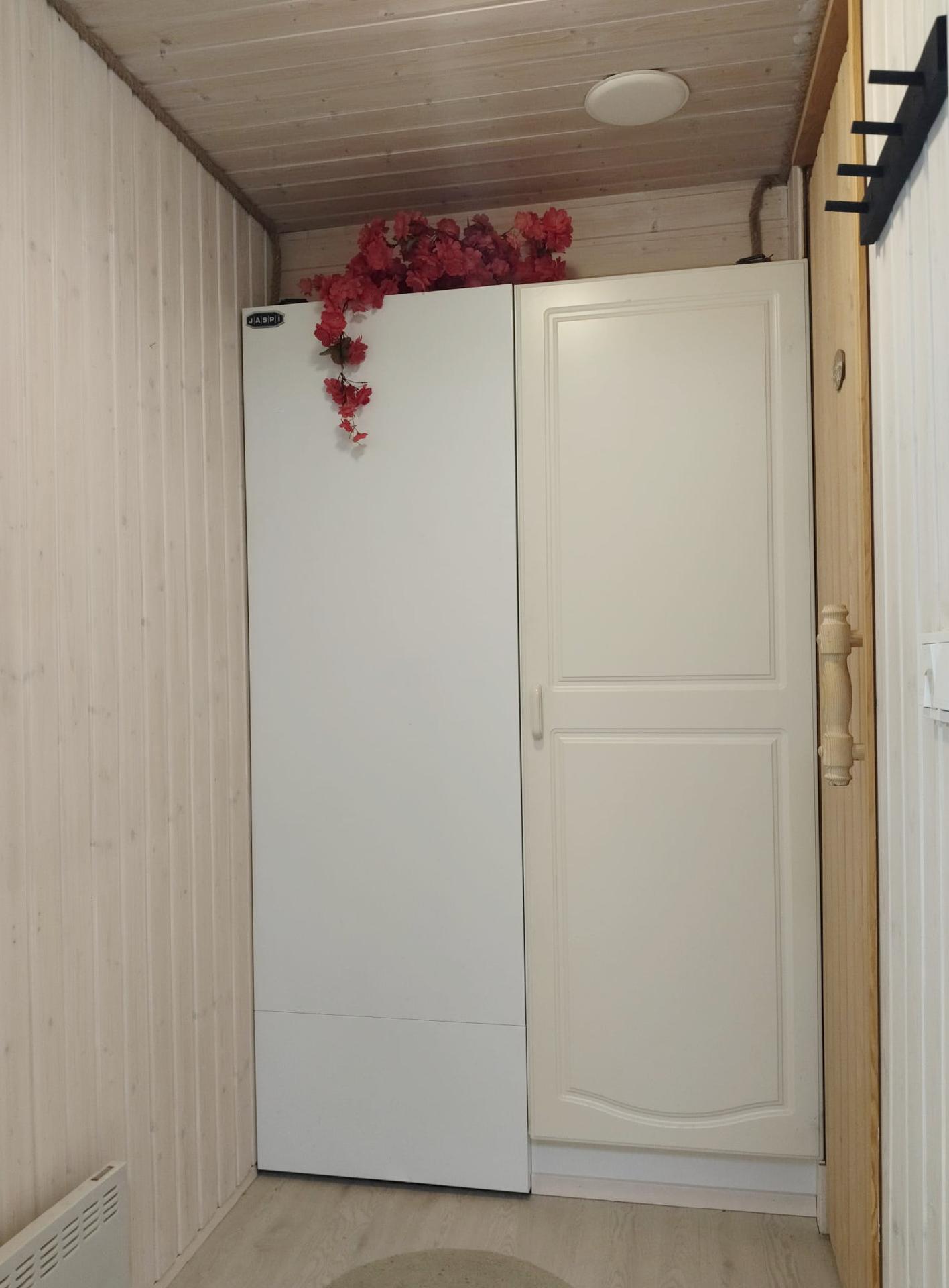 Pukuhuone, oikella ovi pesuhuoneeseen