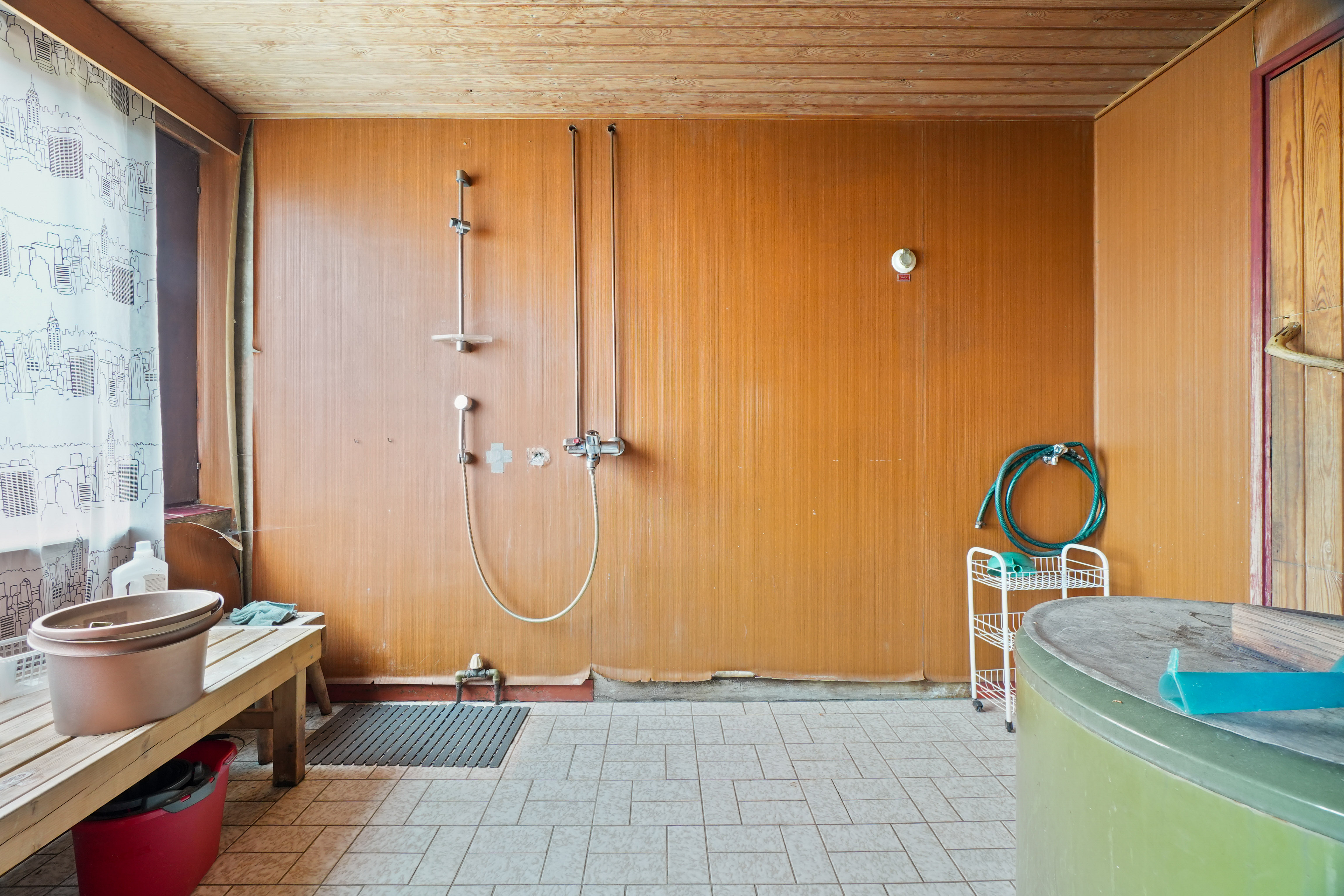 Pesuhuone vaatii viimeistelyä. Vesi- ja lattialämmitysputket on asennettu