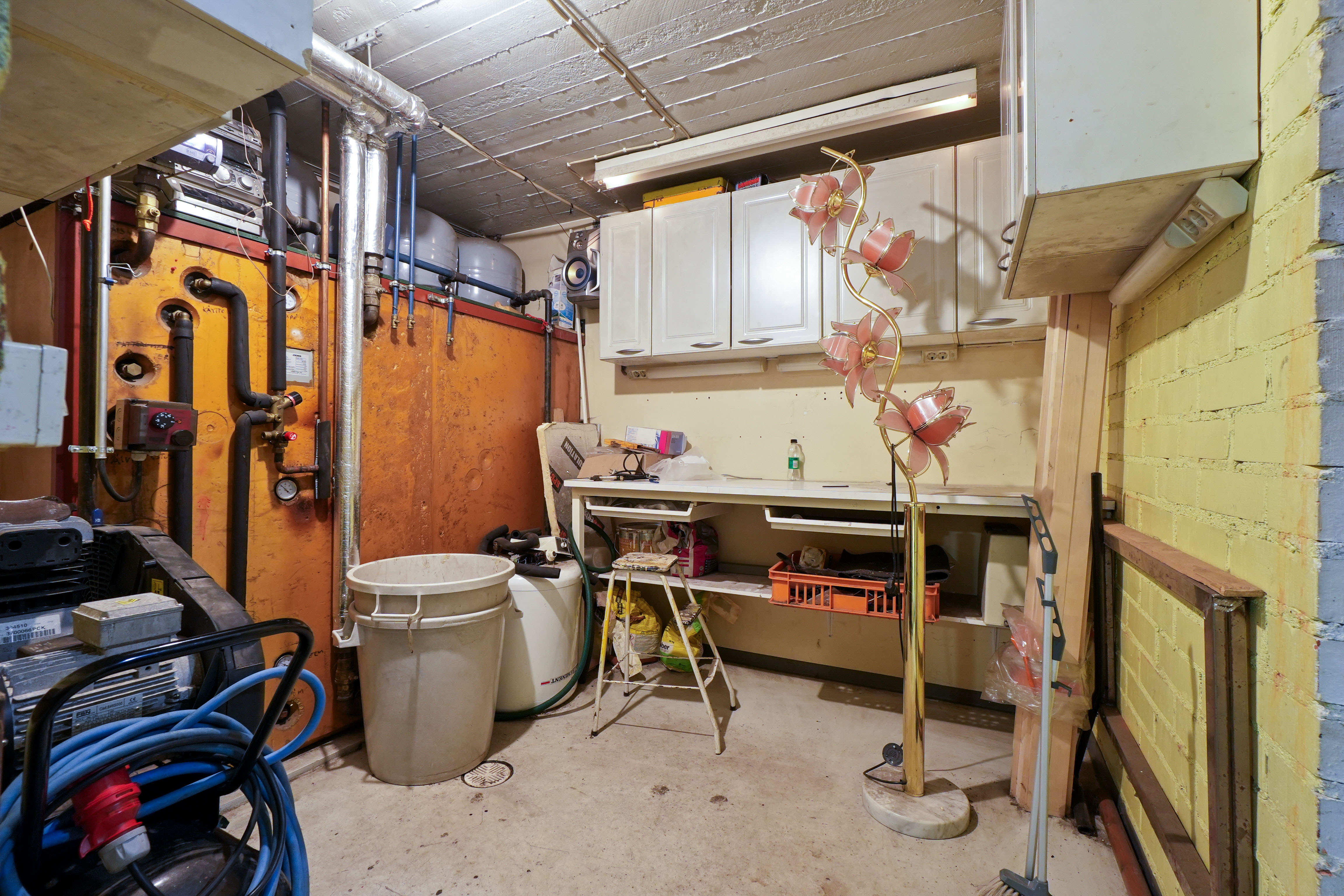 Varasto / verstas. Kuvassa  näkyy  1,83 m³:n  lämminvesivaraaja.