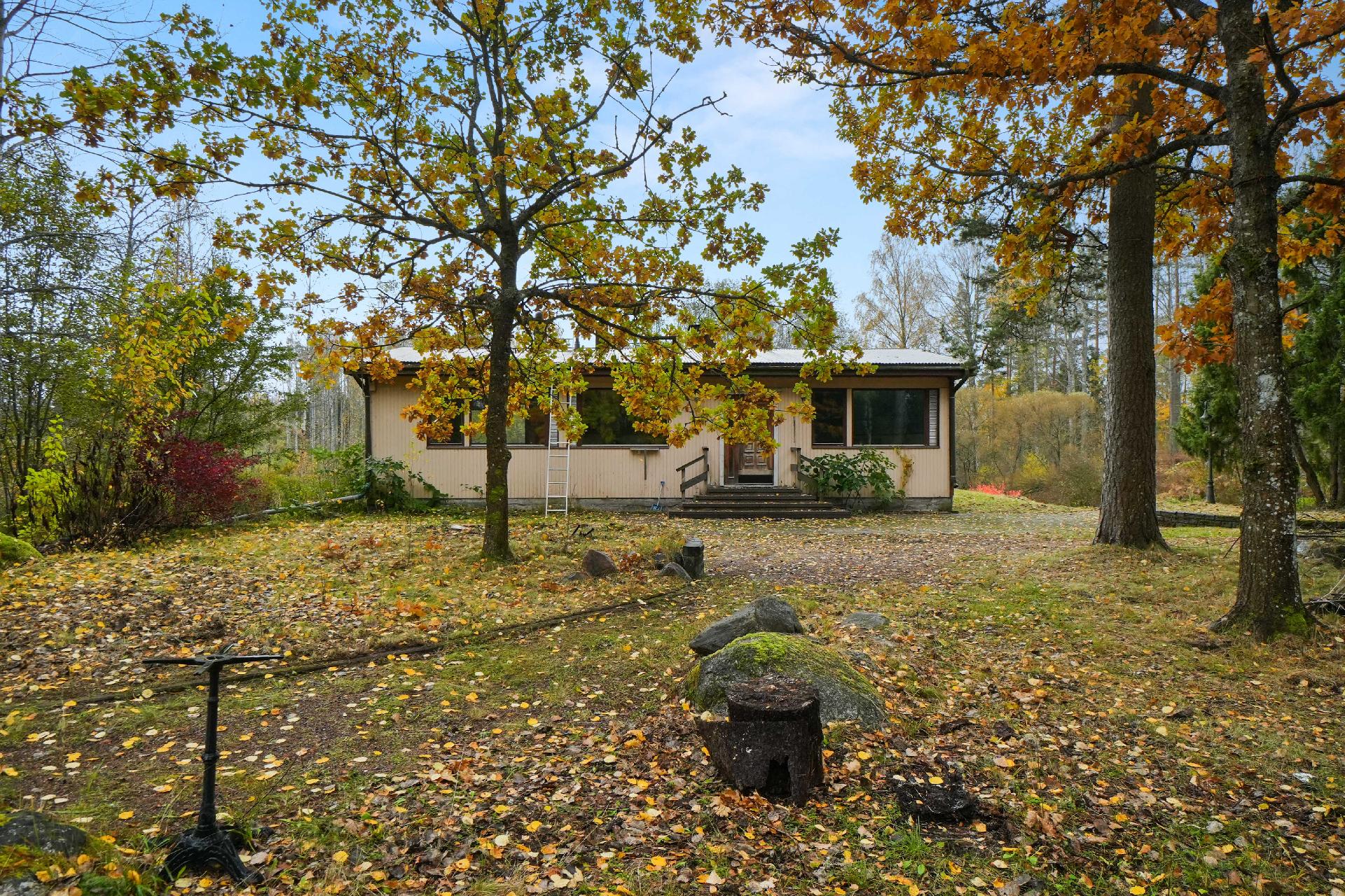 Yläpiha on tasoitettu ja tarjoaa tilaa vaikkapa kodalle.