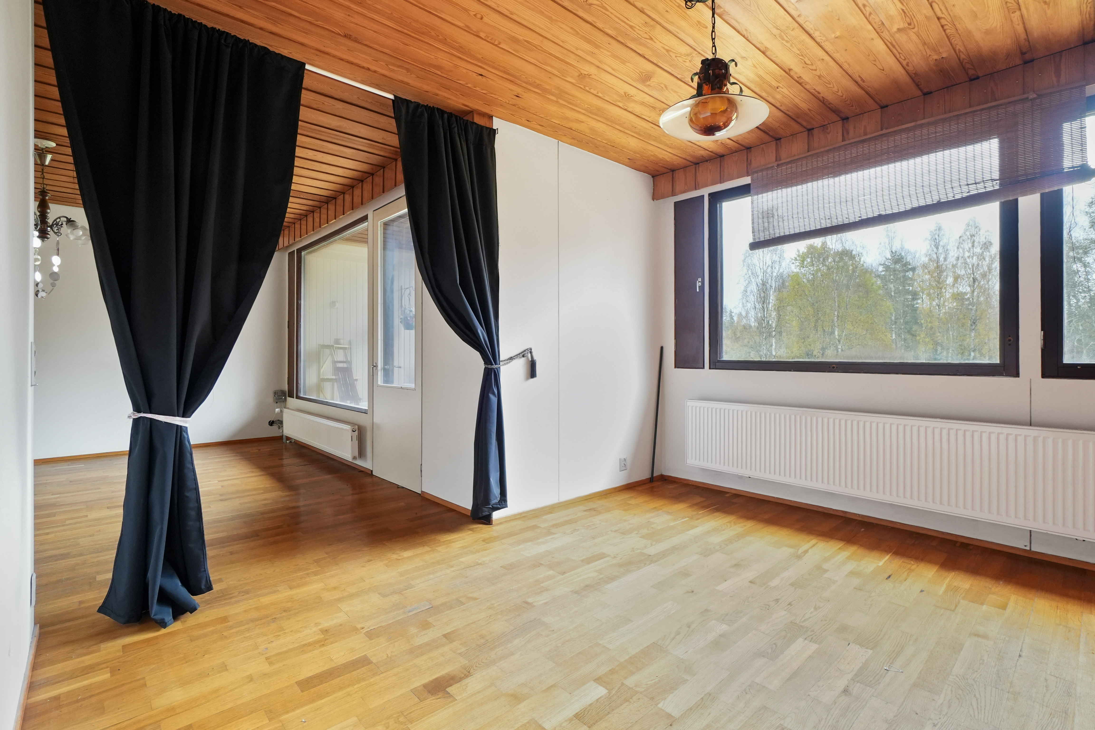 Olohuoneen yhteydessä on ruokailutila