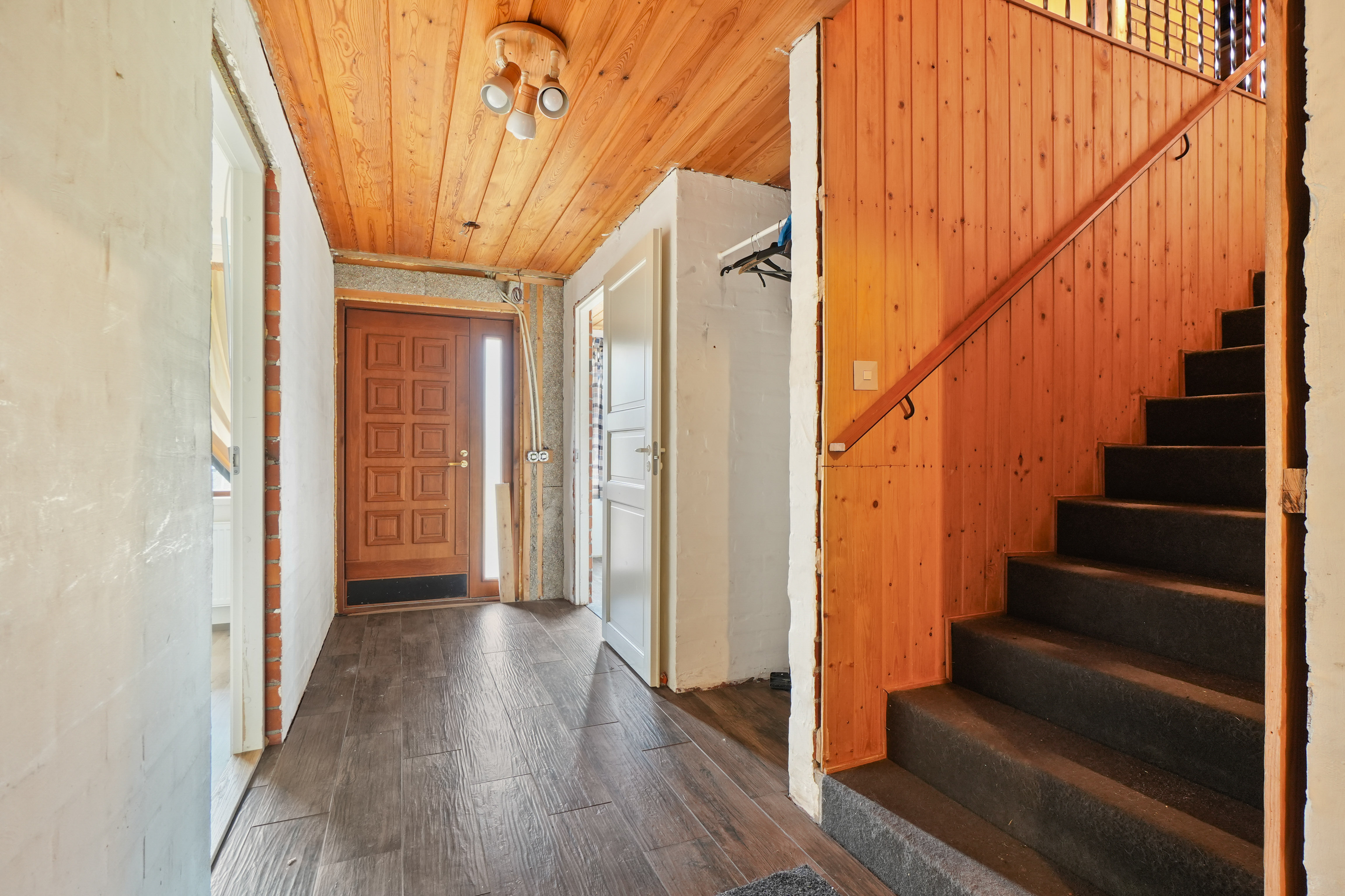 Alakerran käytävä