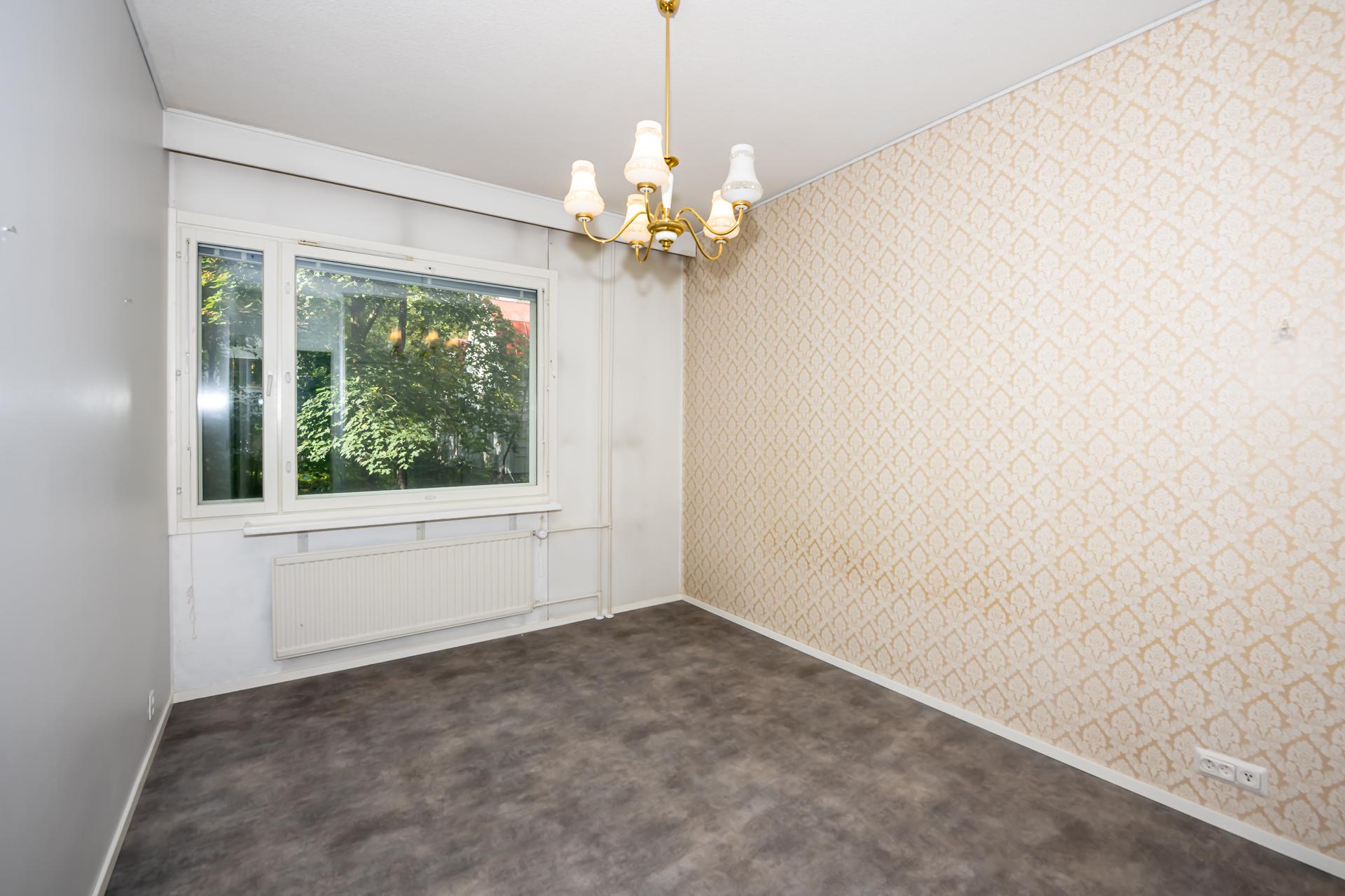 Myös makuuhuone on vaaleasävyinen.