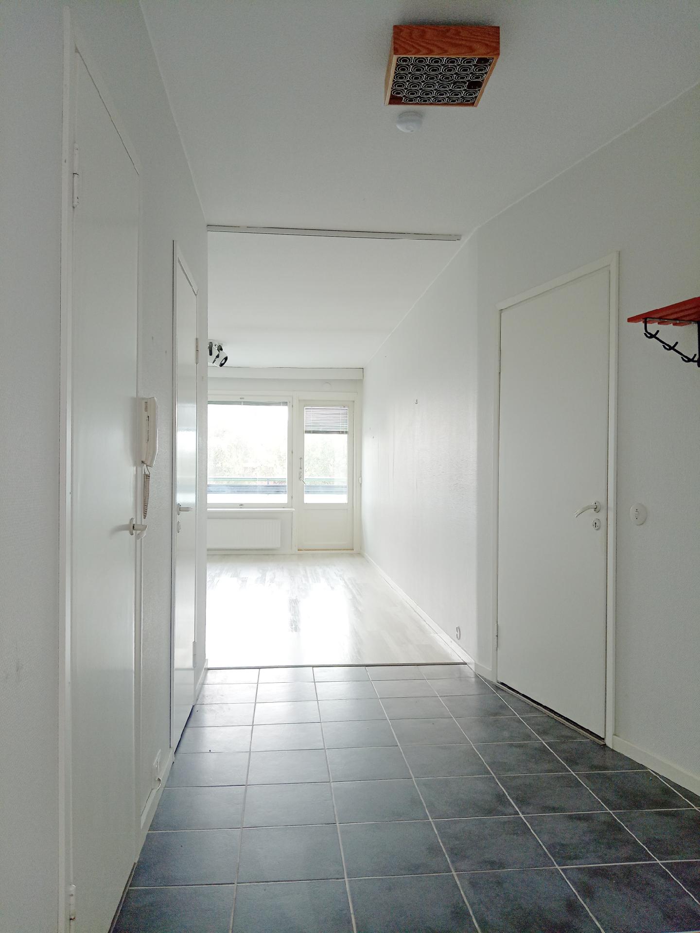 Näkymä eteisestä olohuoneeseen