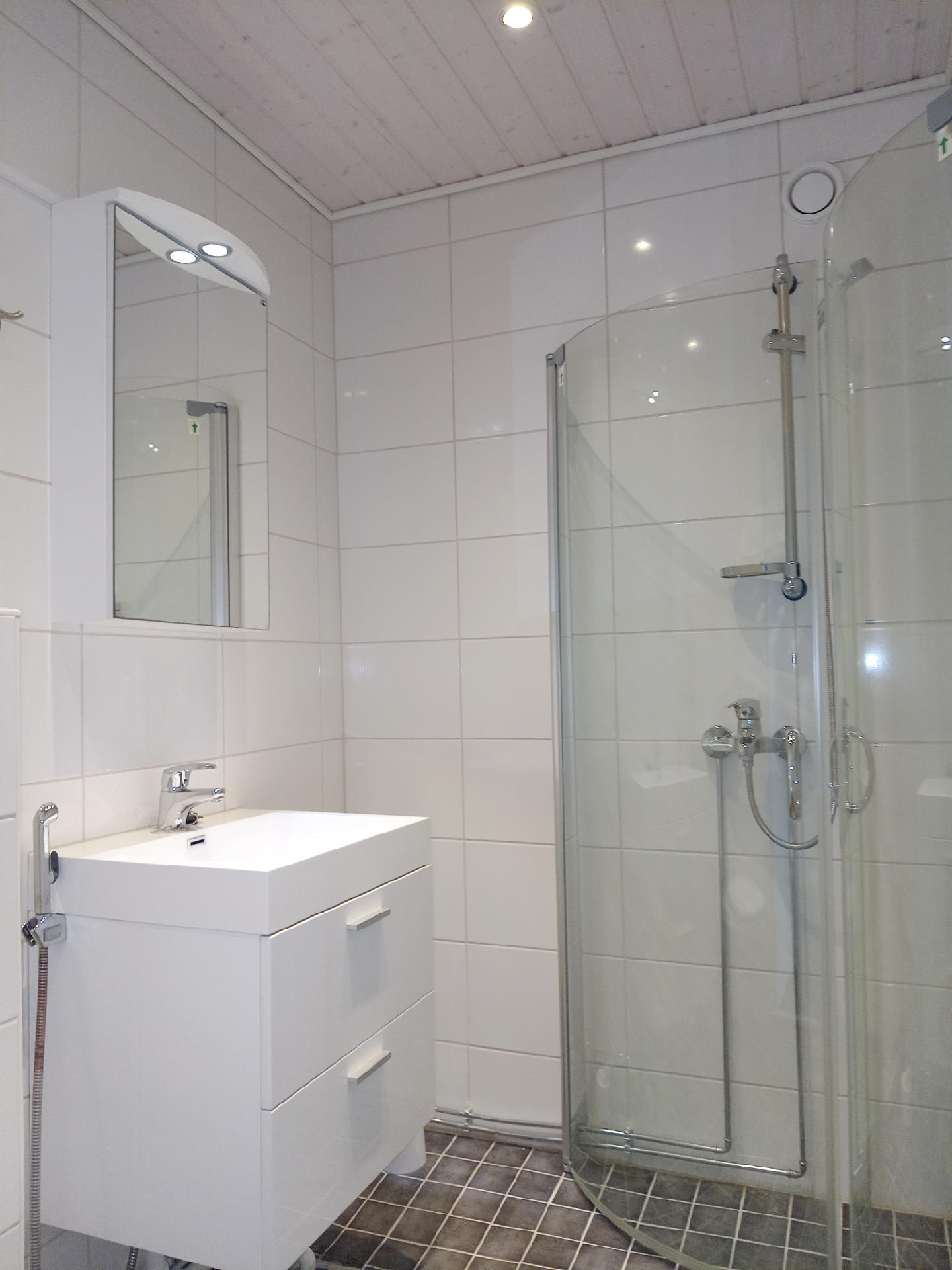 Kylpyhuone on kauttaaltaan laatoitettu