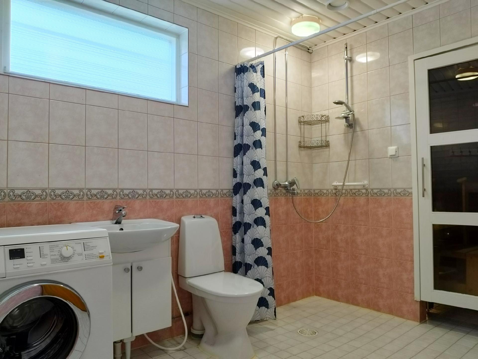 Kylpyhuone. Kylpyhuoneen yhteydessä on tilava kodinhoitotila.