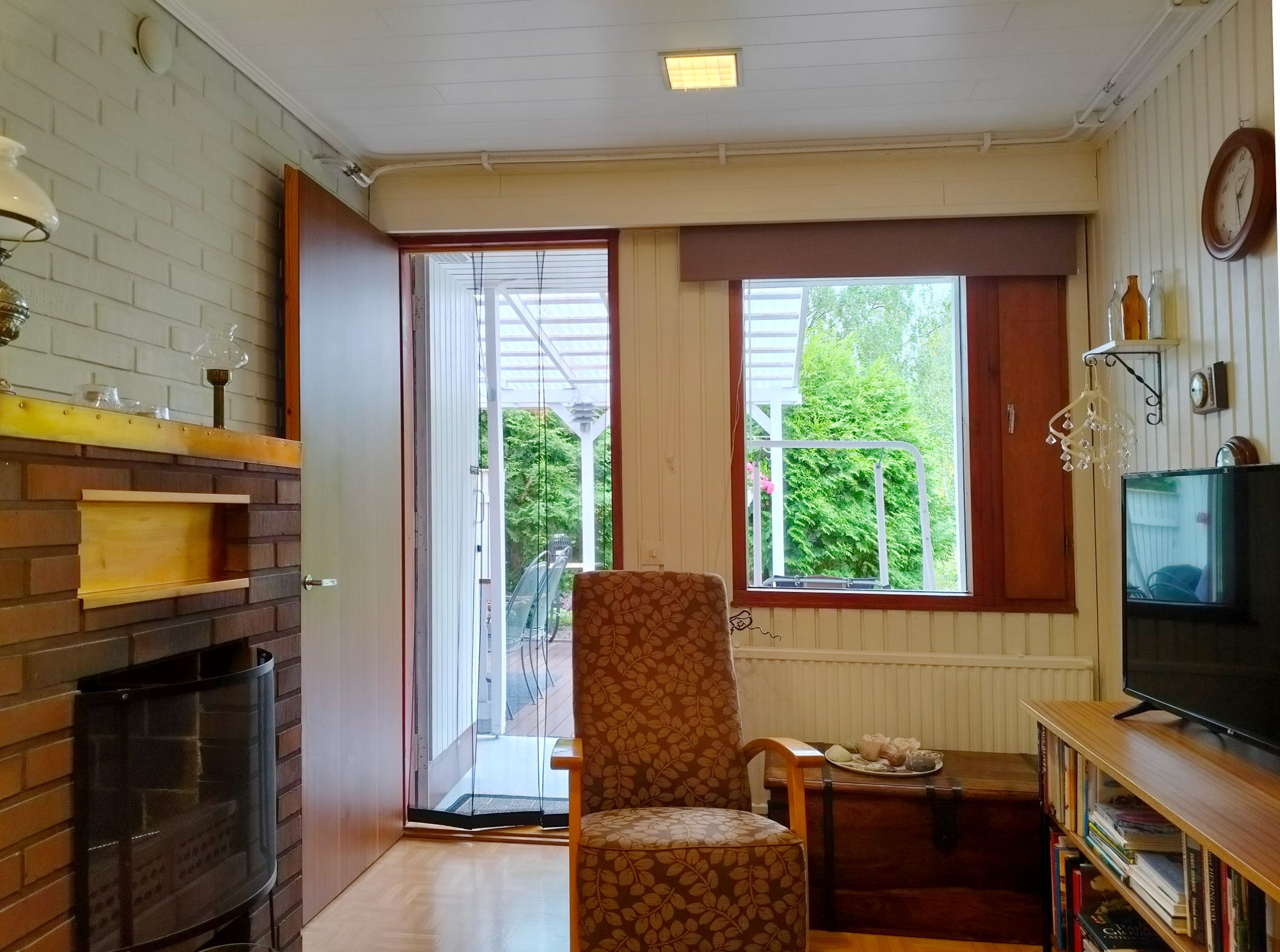 Takkahuoneesta on kulku katetulle terassille